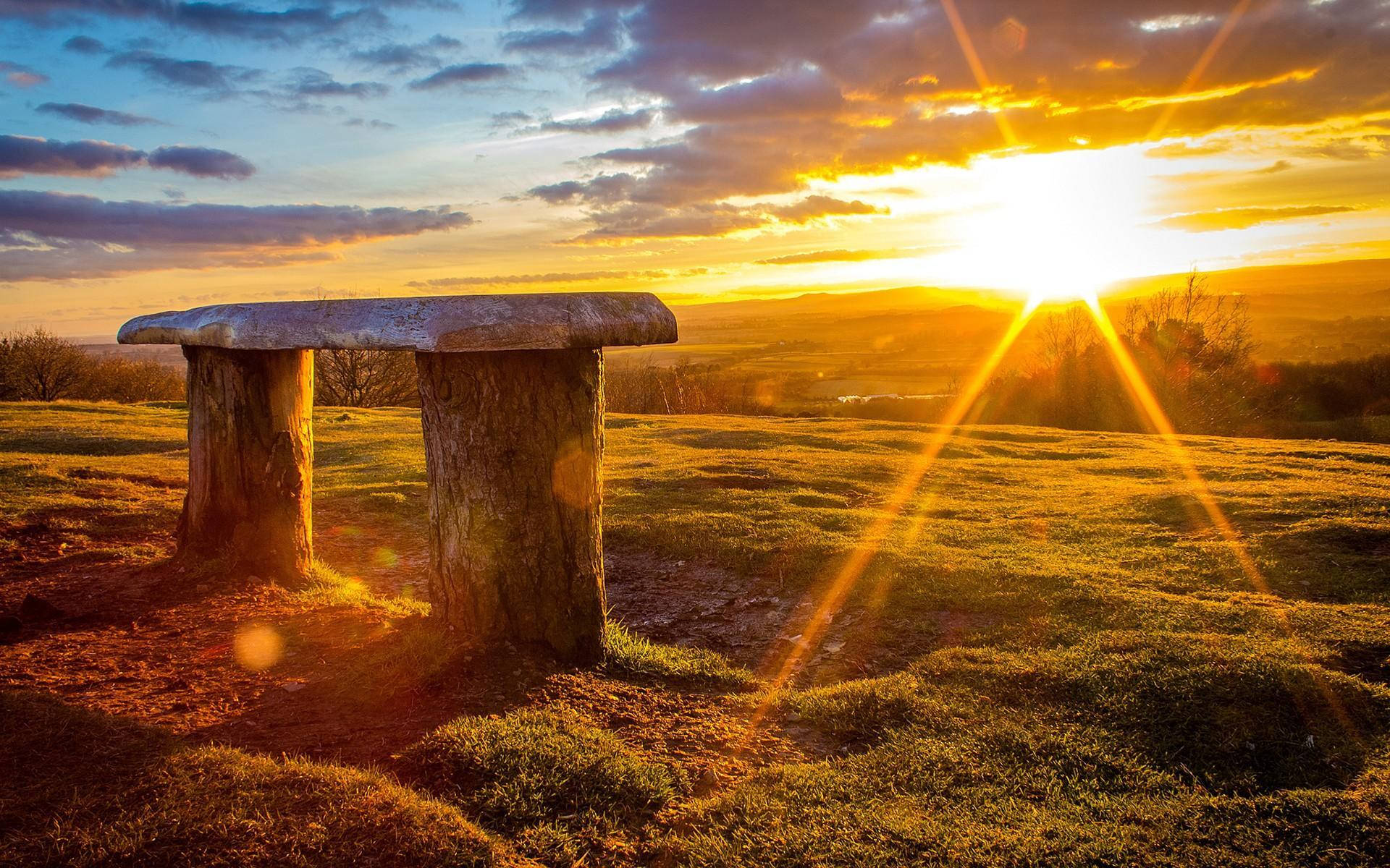 Sunshine At Stonehenge Background