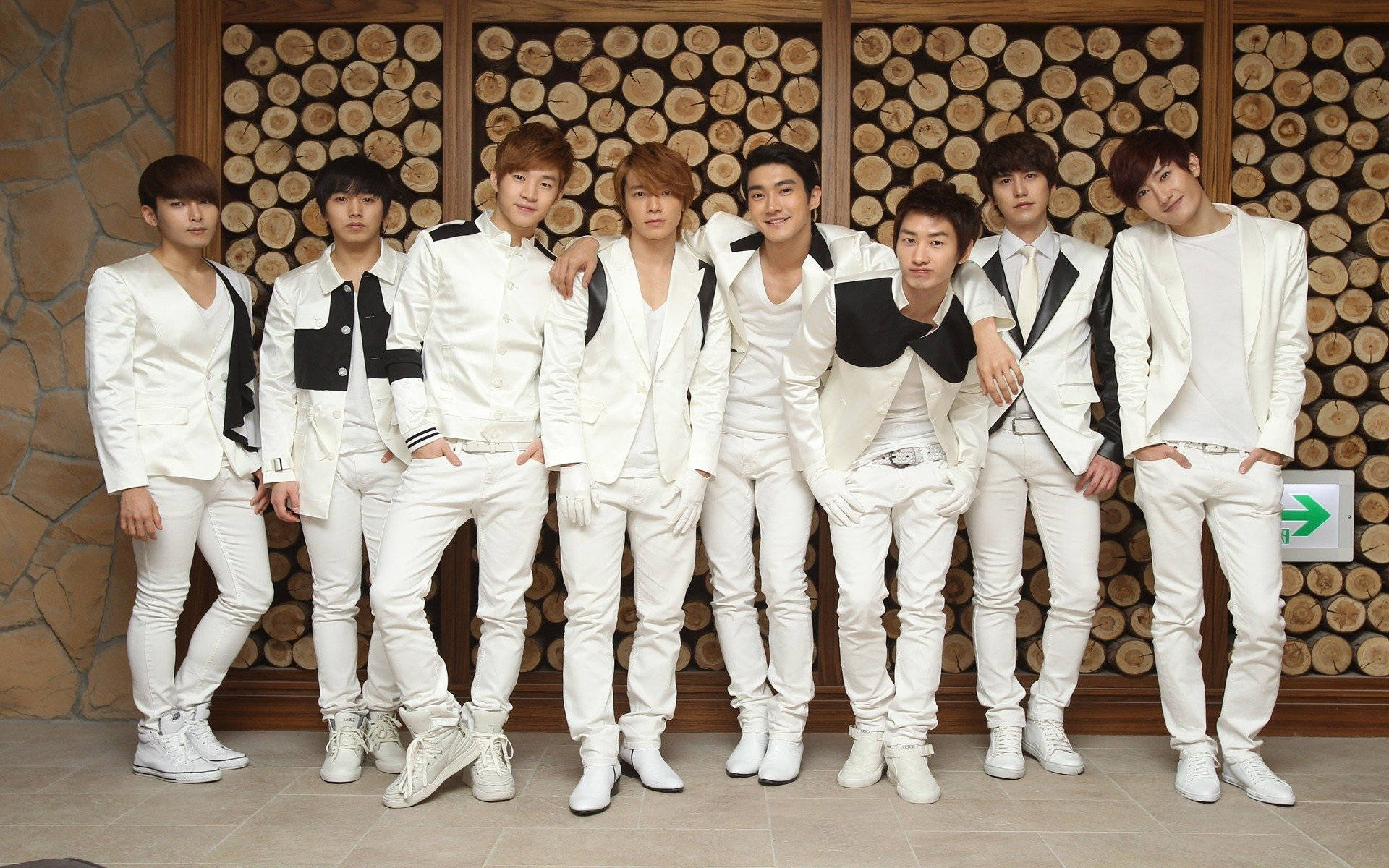 Super Junior At Wooden House Background
