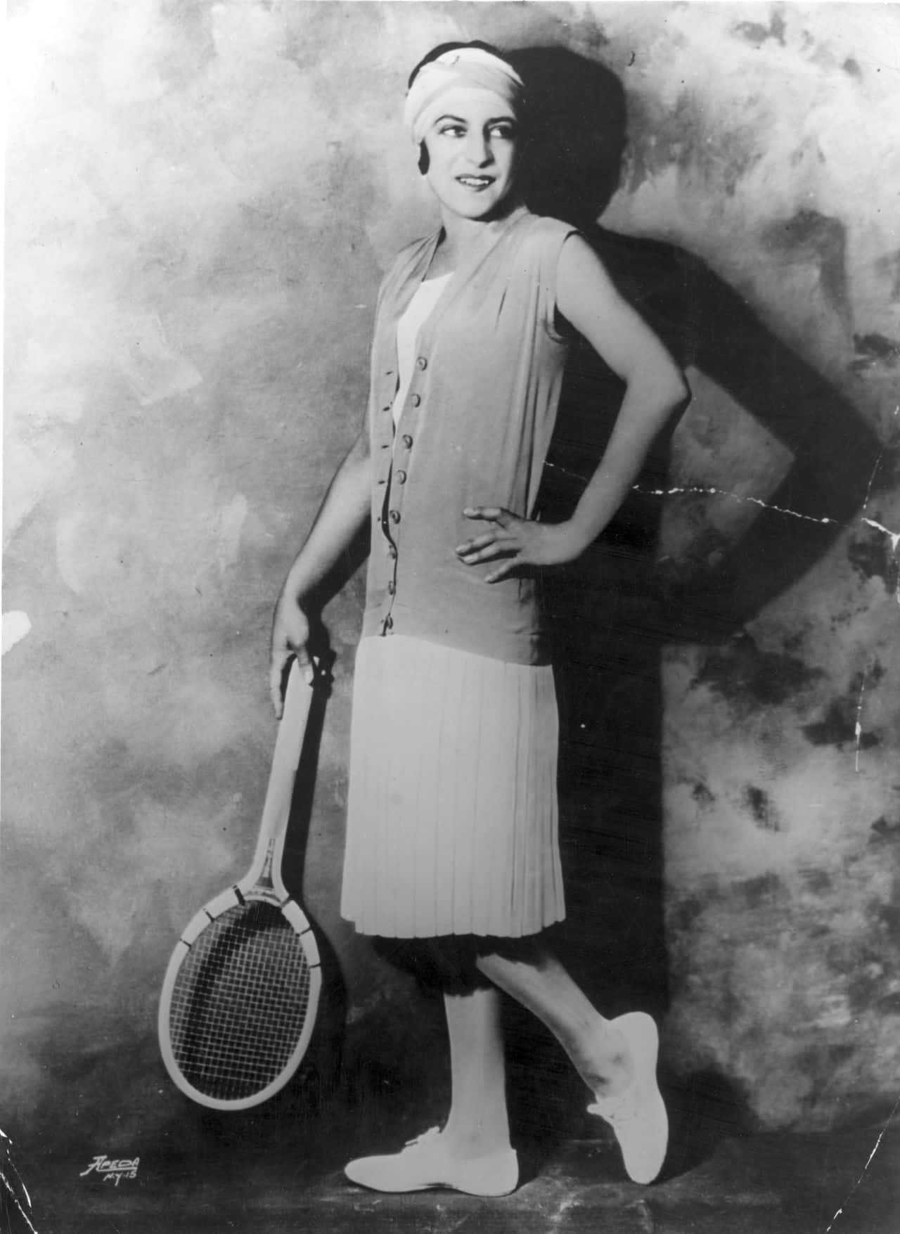 Suzanne Lenglen In Stylish Vintage Tennis Attire Background