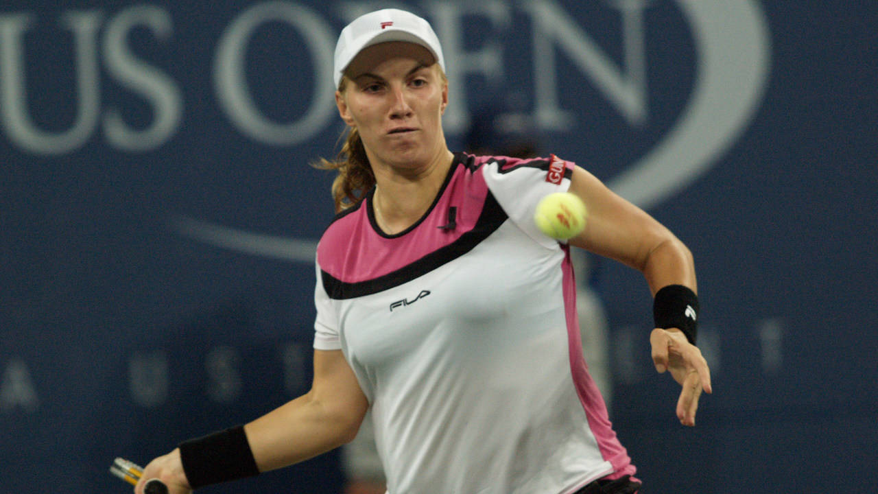 Svetlana Kuznetsova Focused On The Ball Background