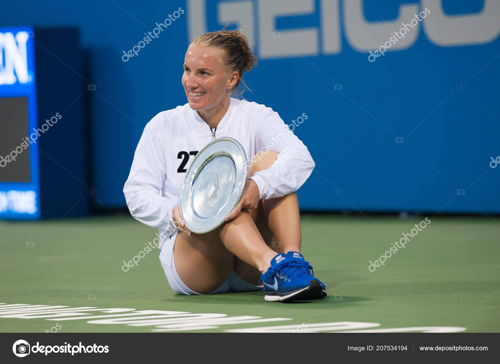 Svetlana Kuznetsova Sitting On The Ground Background