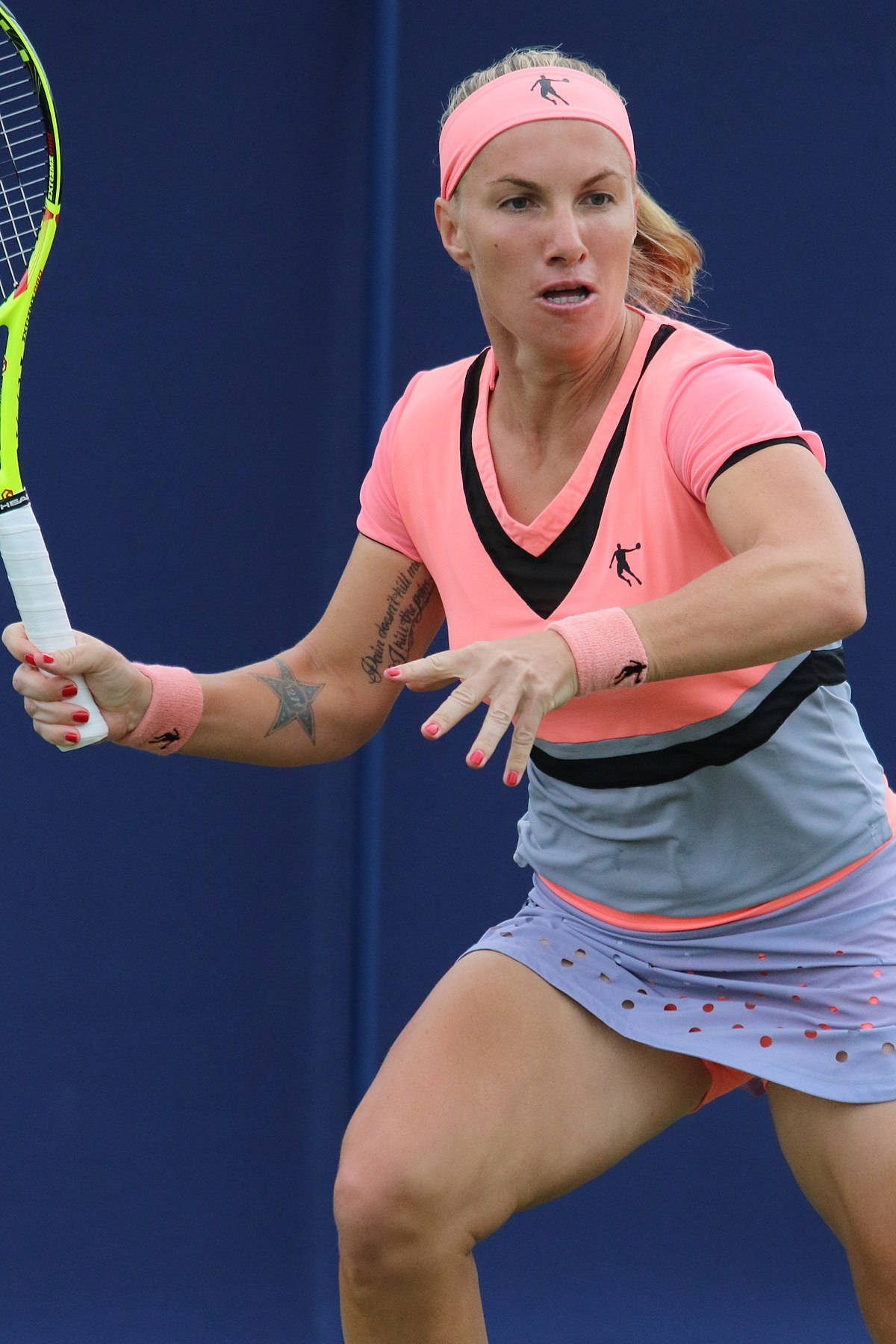 Svetlana Kuznetsova Wearing A Pink Headband On Court Background