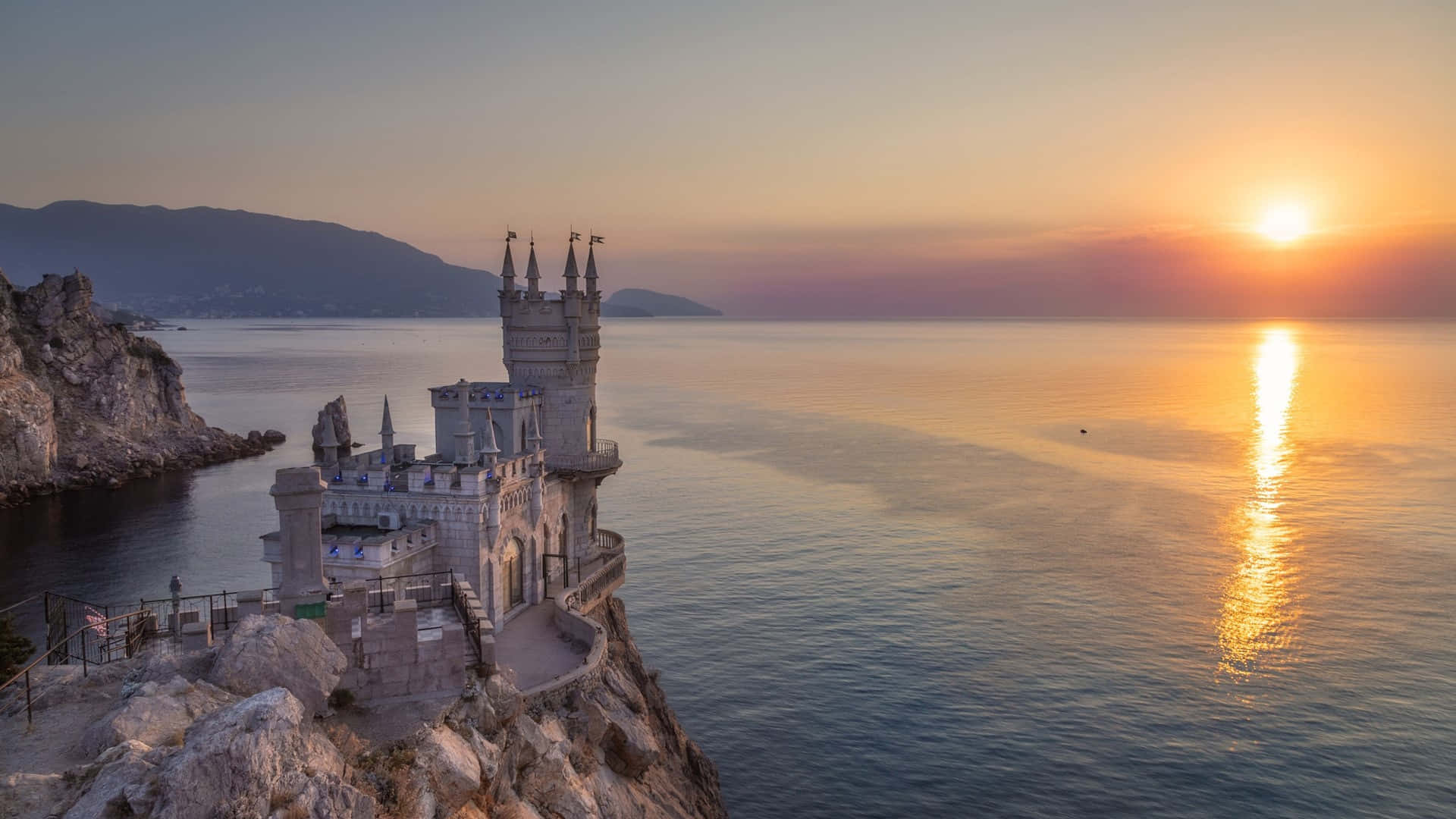 Swallows Nest Castle Sunrise In Yalta Background