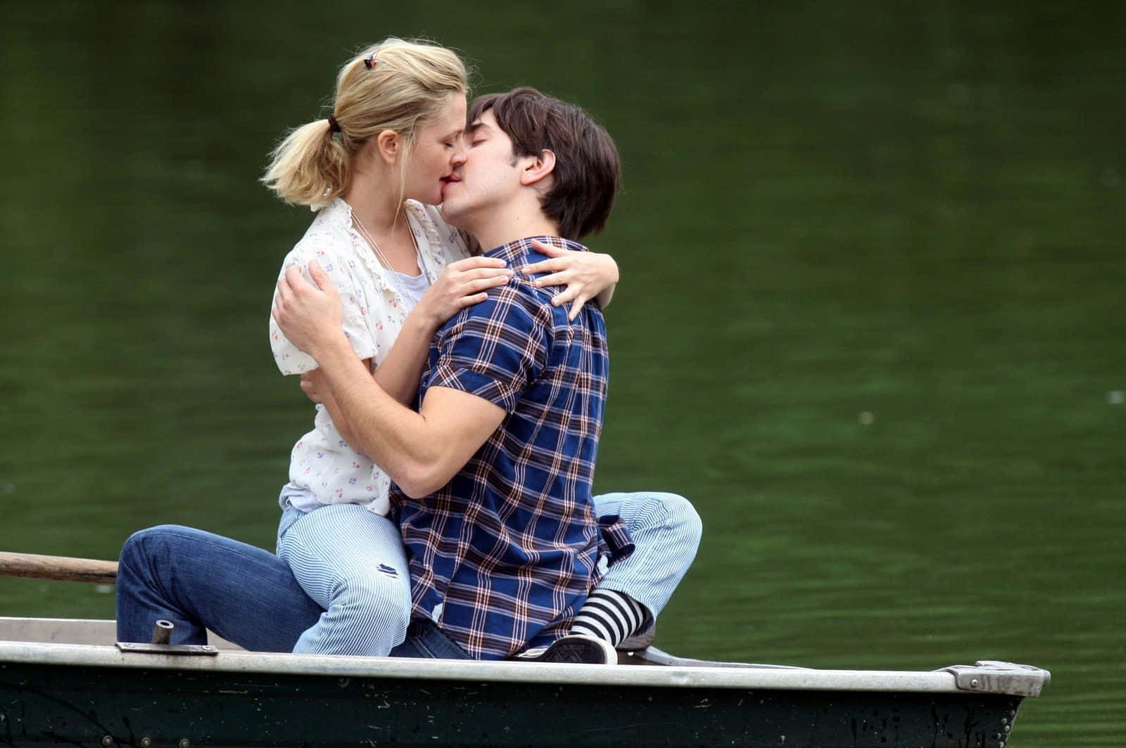 Sweet Woman Kissing Her Man's Lips Background