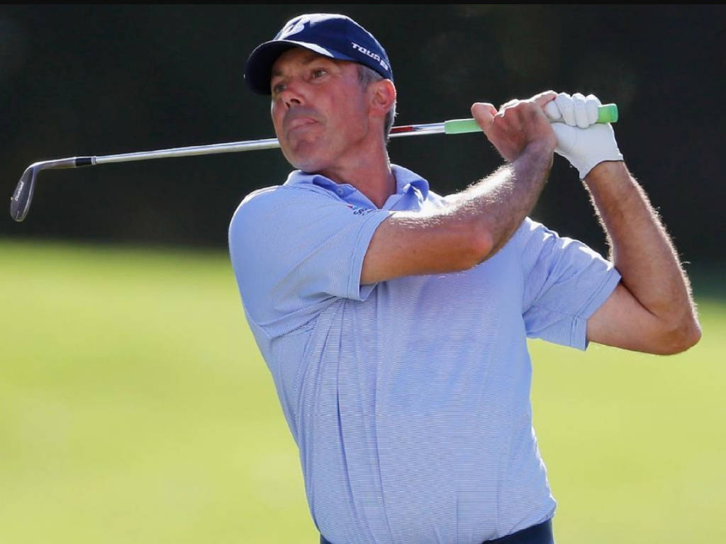 Swinging Golf Club Matt Kuchar Background