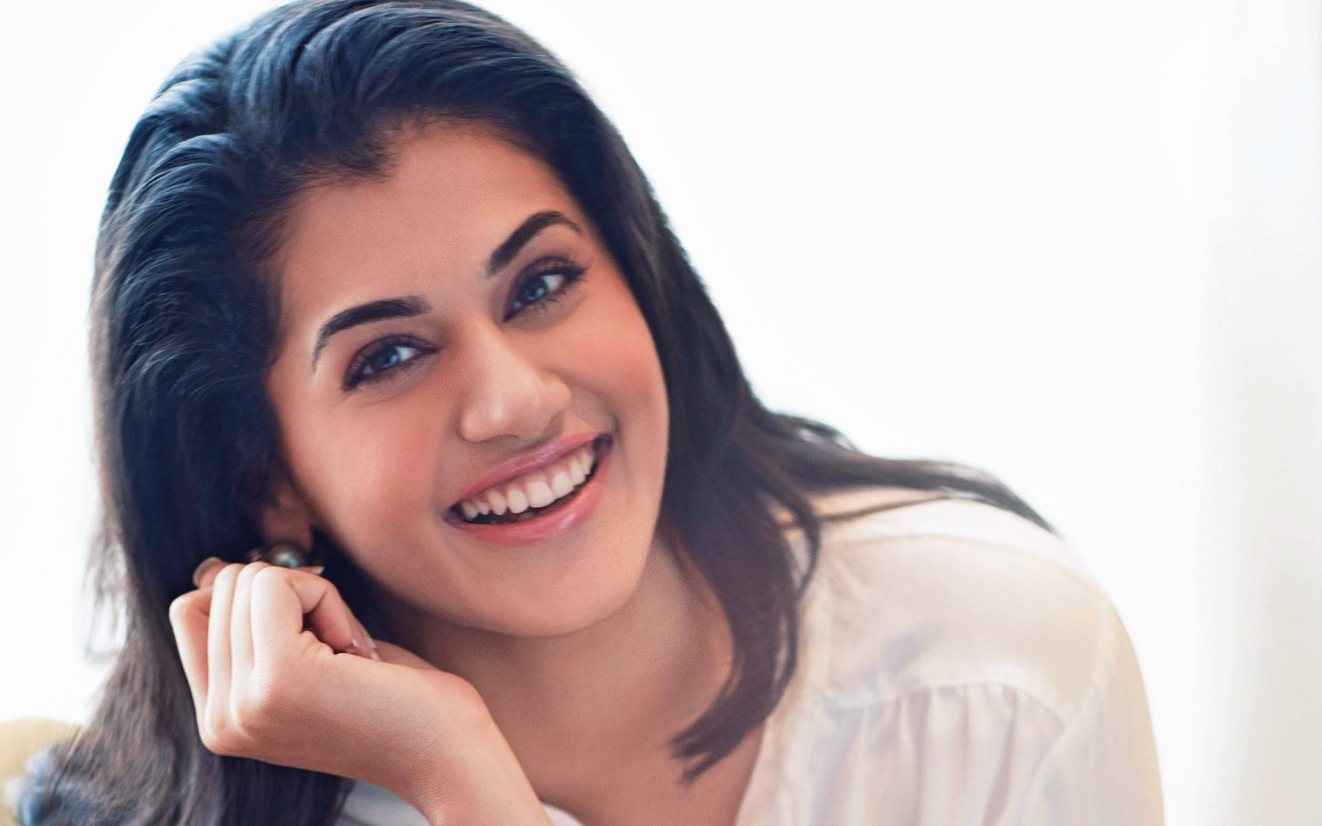 Taapsee Pannu Happy Photo Background