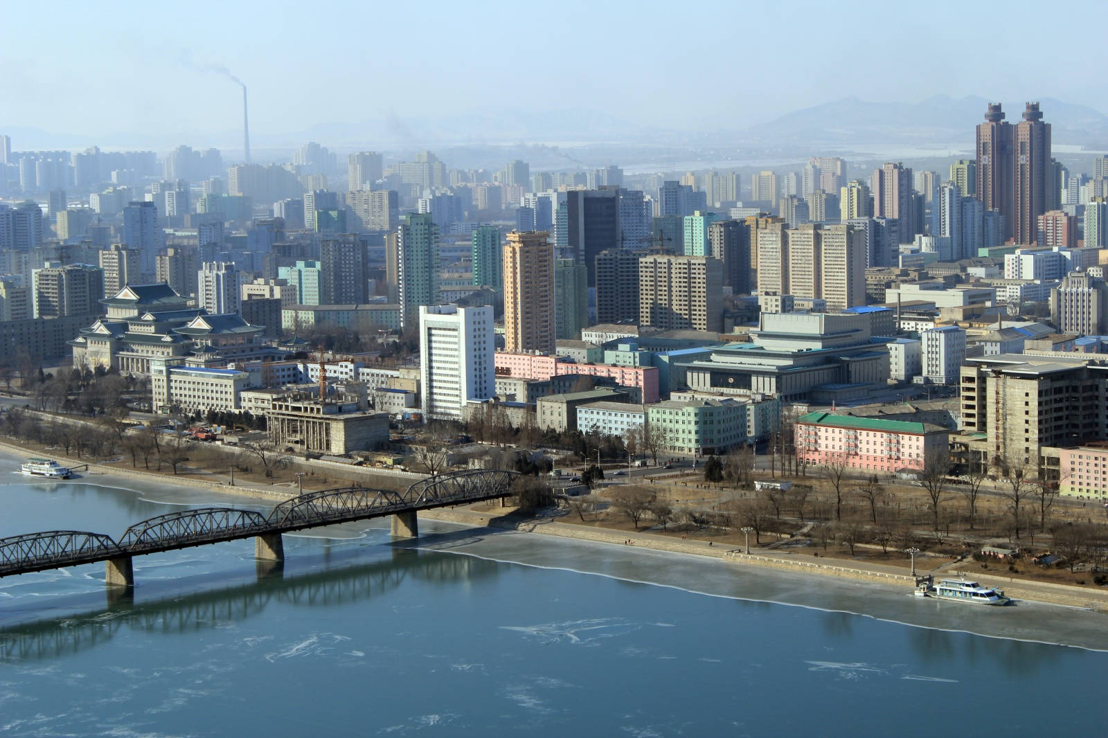 Taedong Bridge In Pyongyang City Background