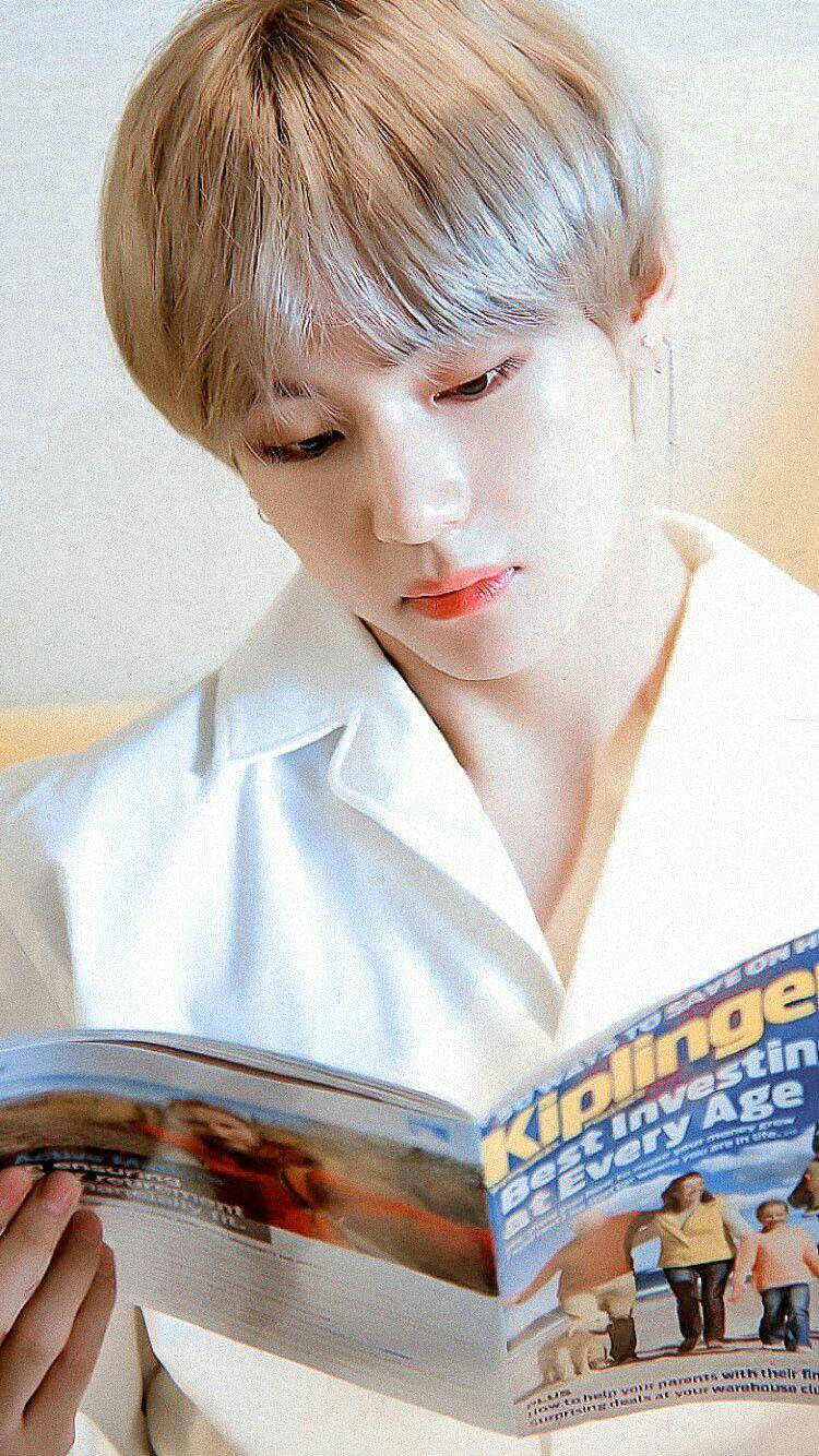 Taehyung Cute Reading Magazine Background