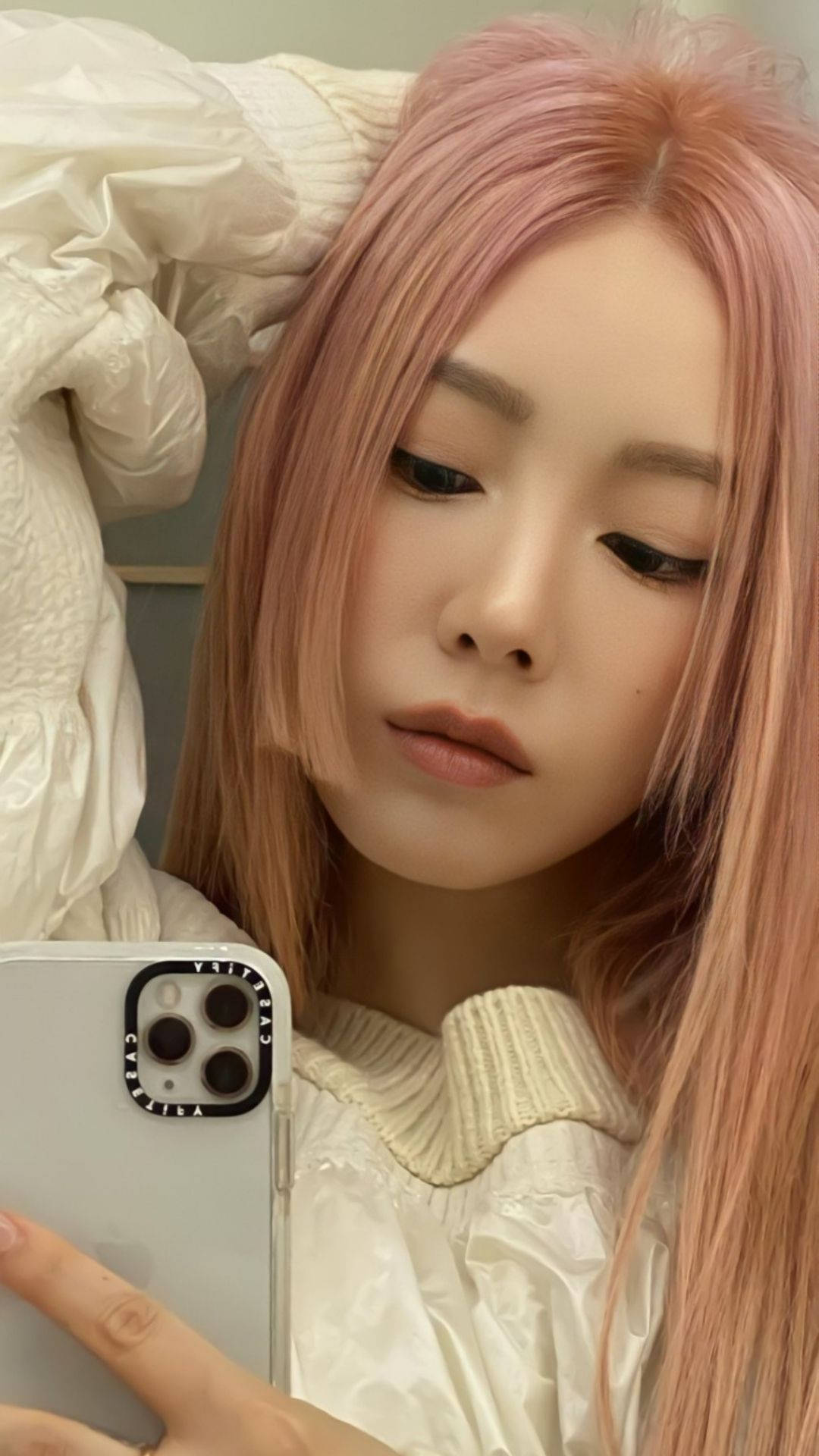 Taeyeon Captivating Mirror Shot Background