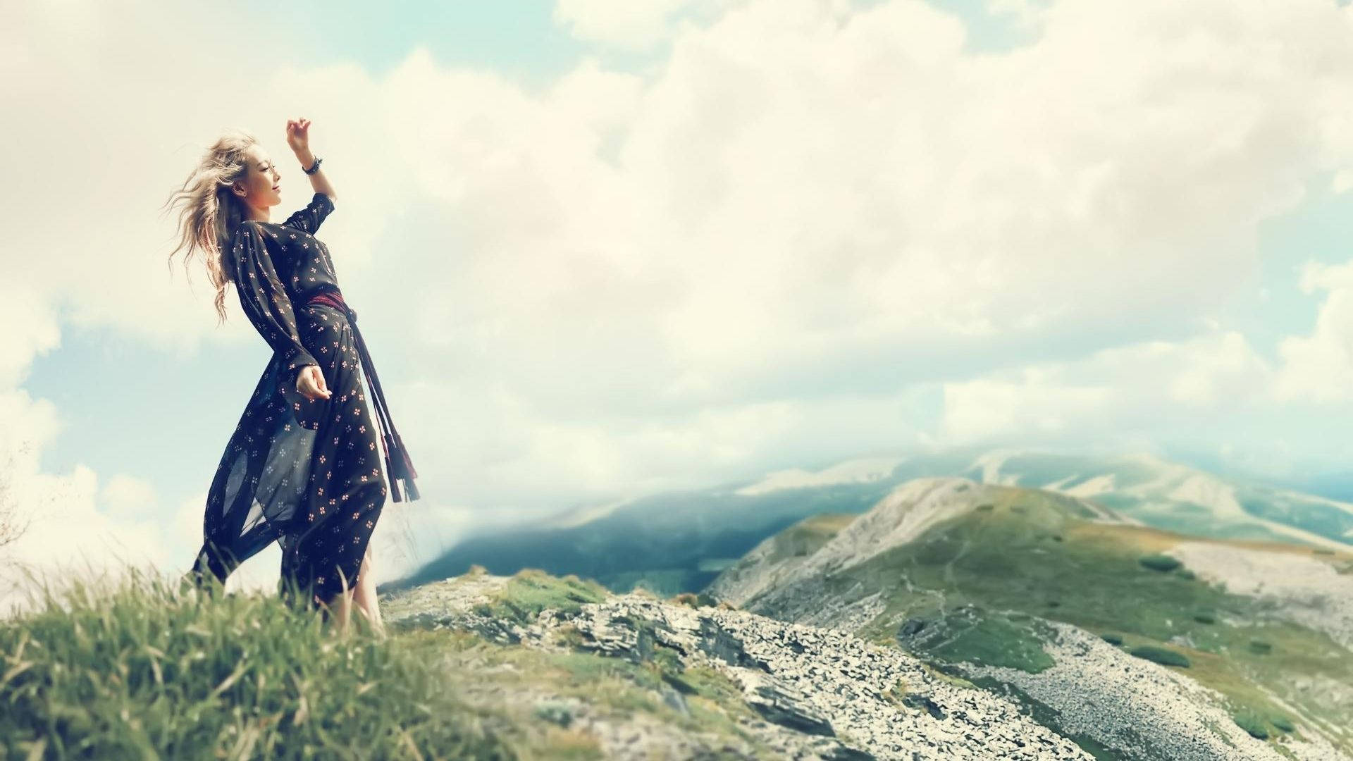 Taeyeon In Mountains Background