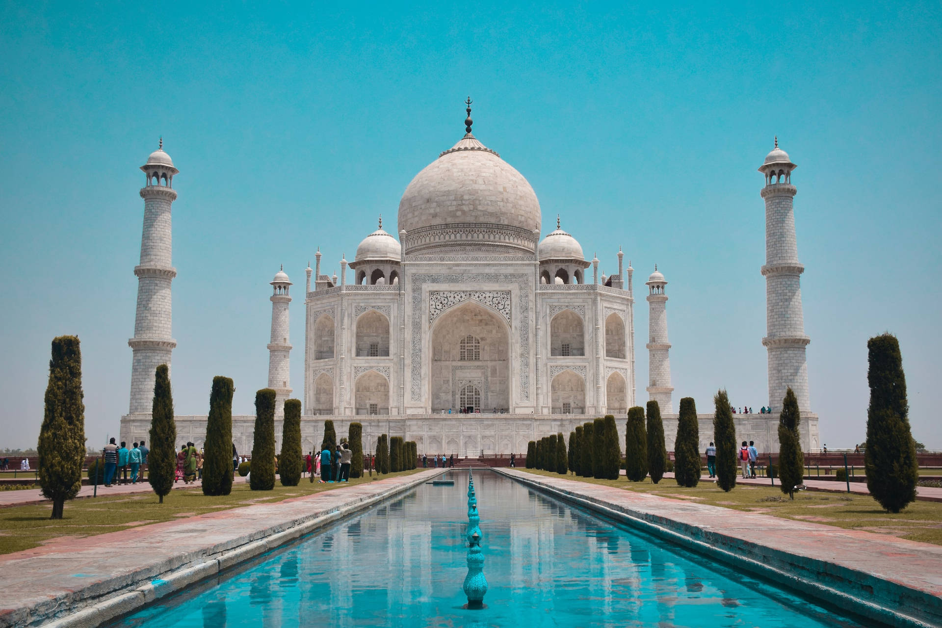 Taj Mahal's Clear Blue Pool Background