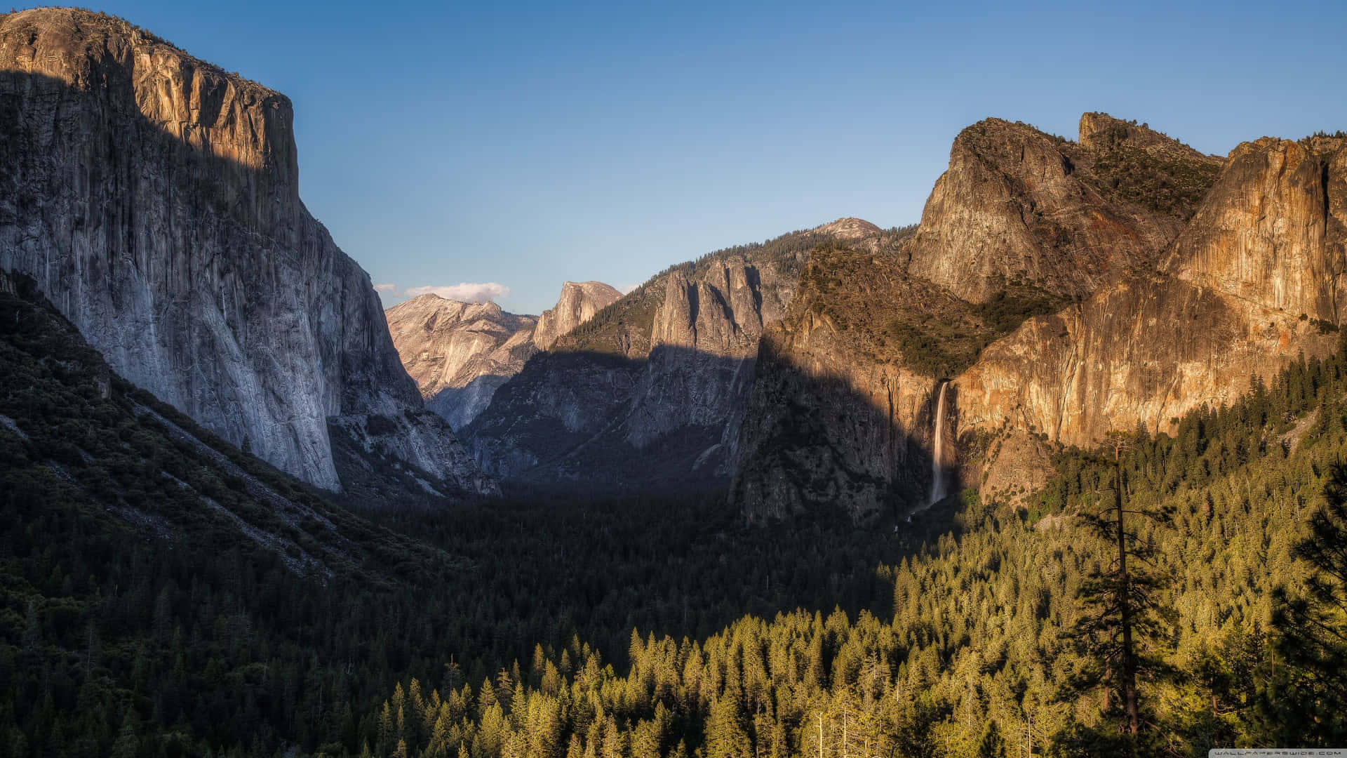 Take In The Imposing Beauty Of El Capitan Background