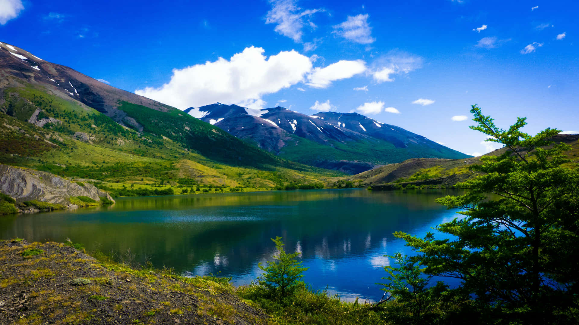 Take In The Splendor Of This Beautiful Mountain Lake Background