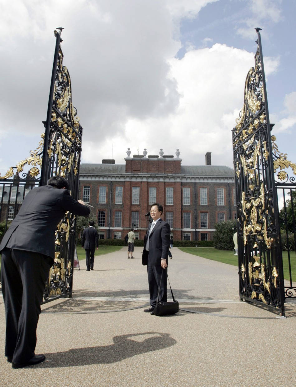 Taking Photo In Kensington Palace Background