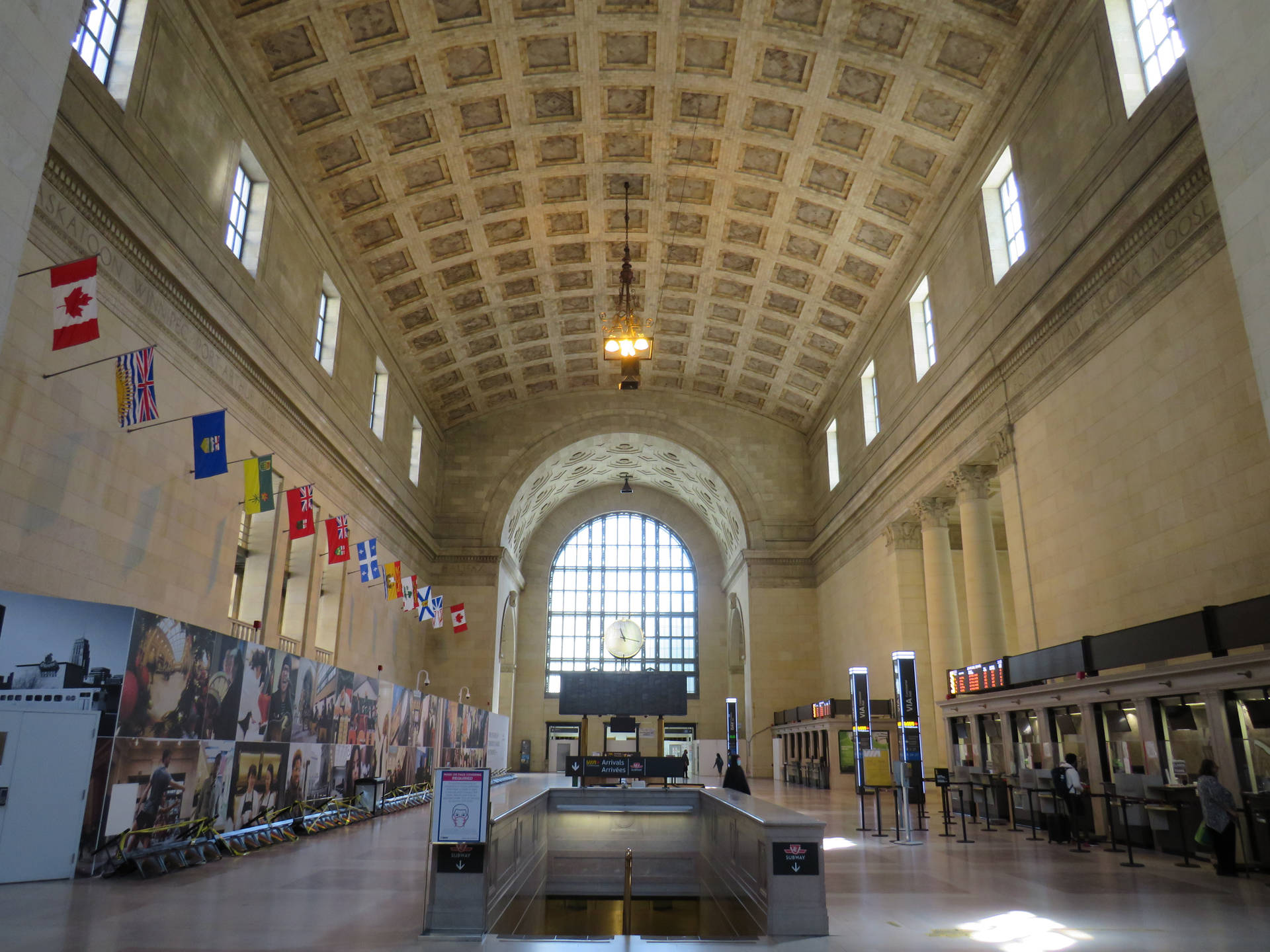 Tall Ceiling Of Union Station Background