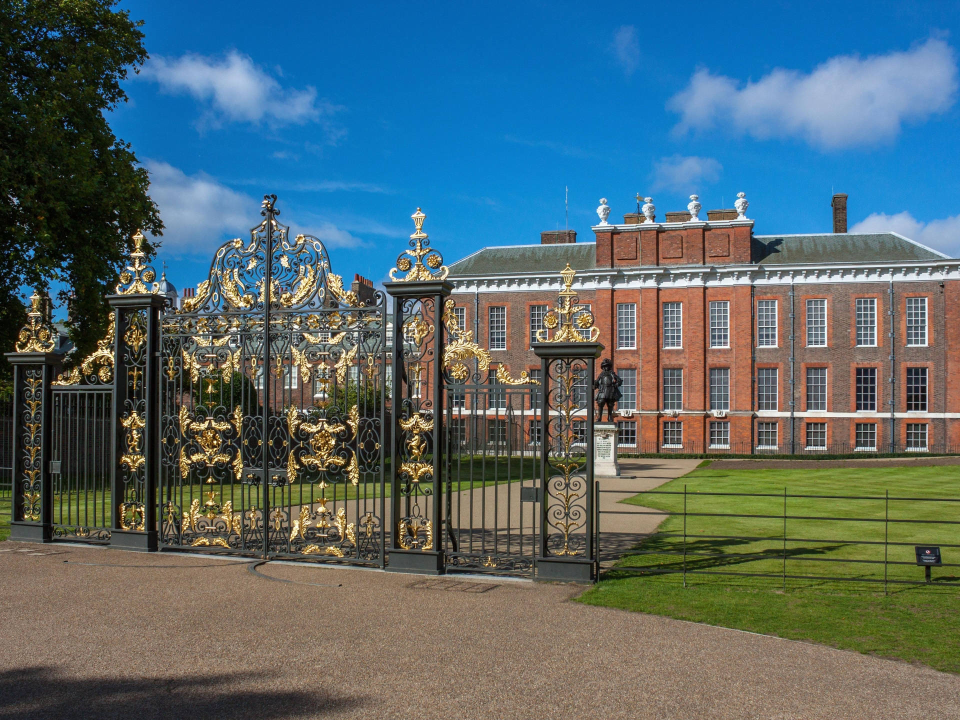 Tall Gates In Kensington Palace Background