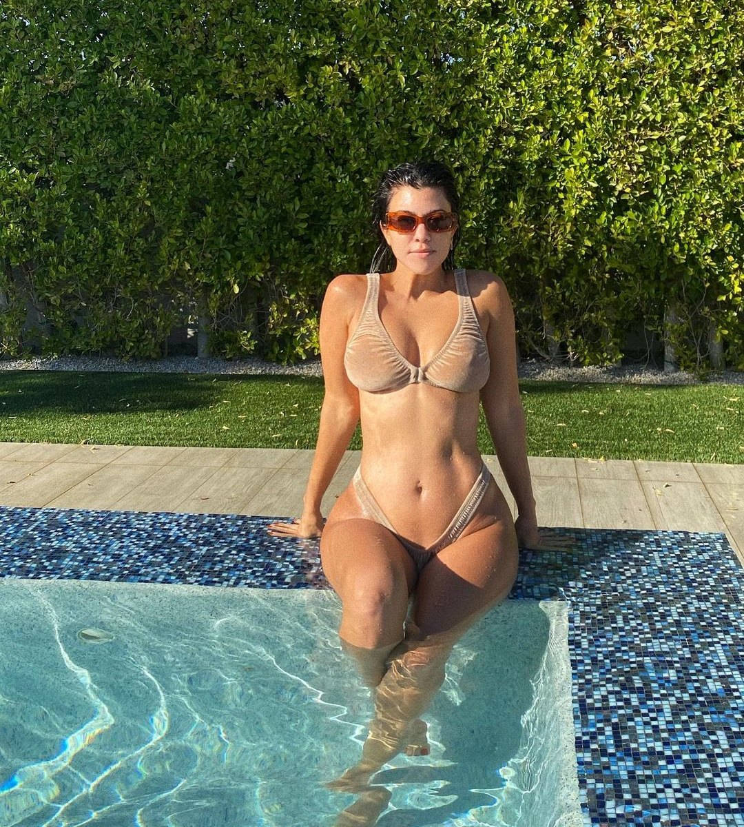 Tanned Body Kourtney Kardashian Background