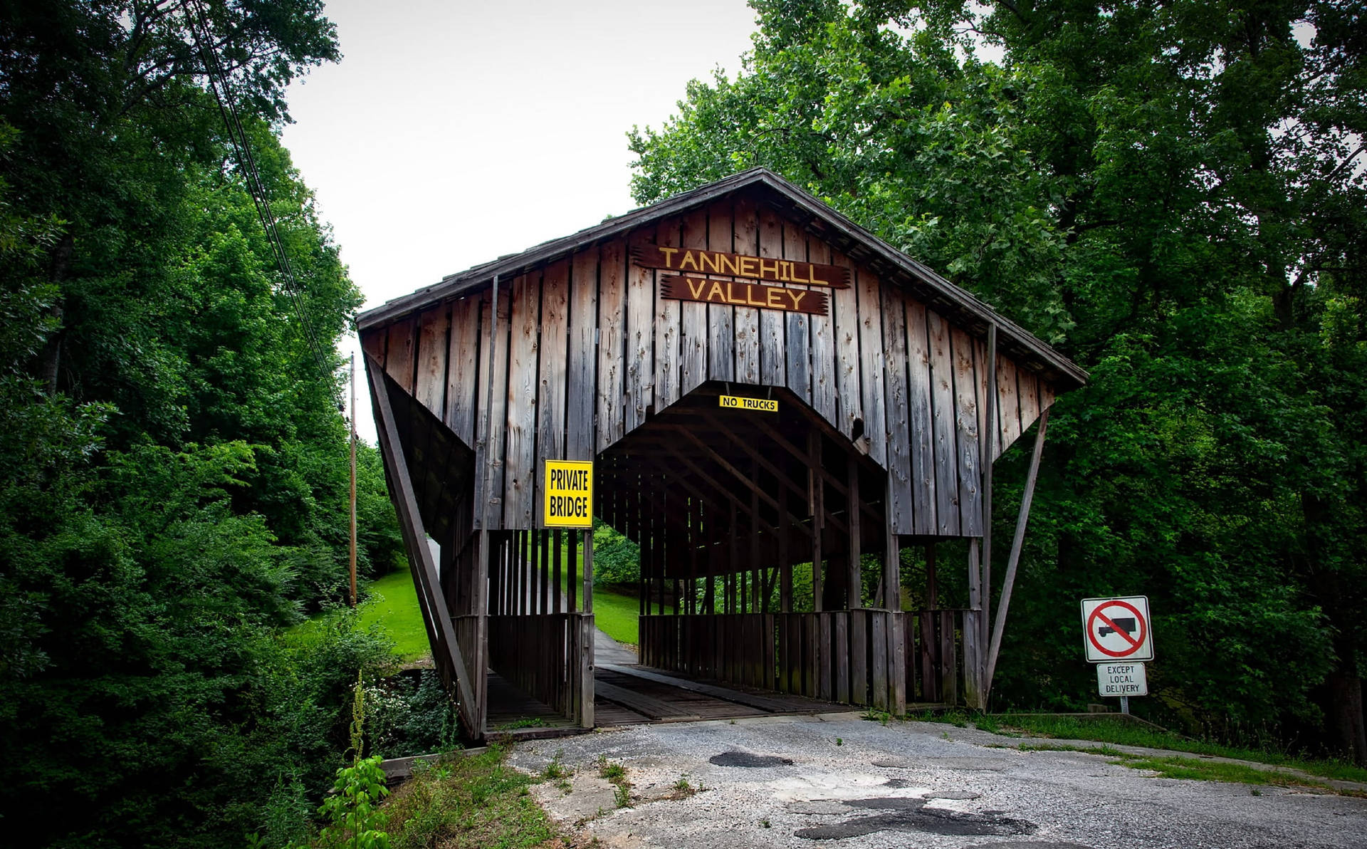 Tannehill Valley Historical Bridge In Alabama Background