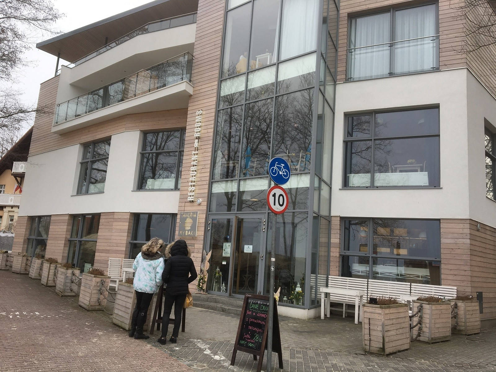 Tawerna Rybaki Restaurant Near Crooked House Background