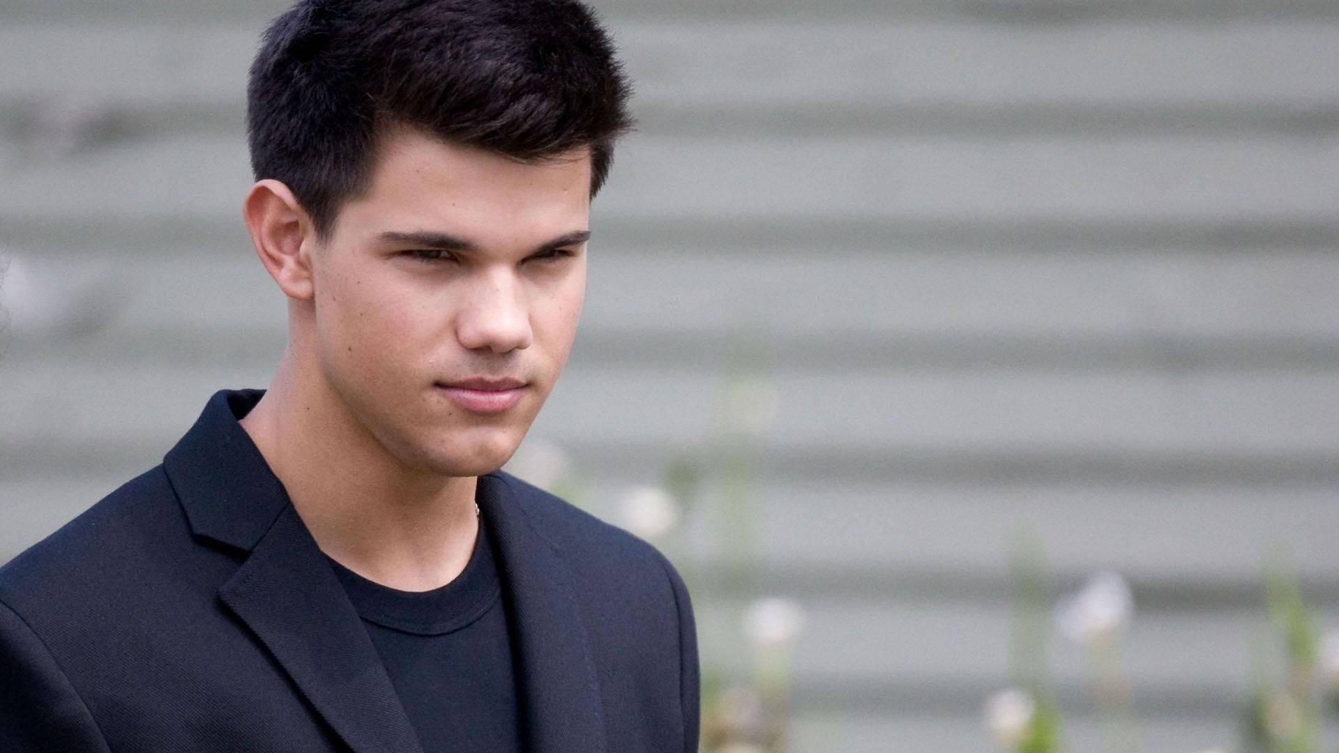 Taylor Lautner All-black Outfit Background