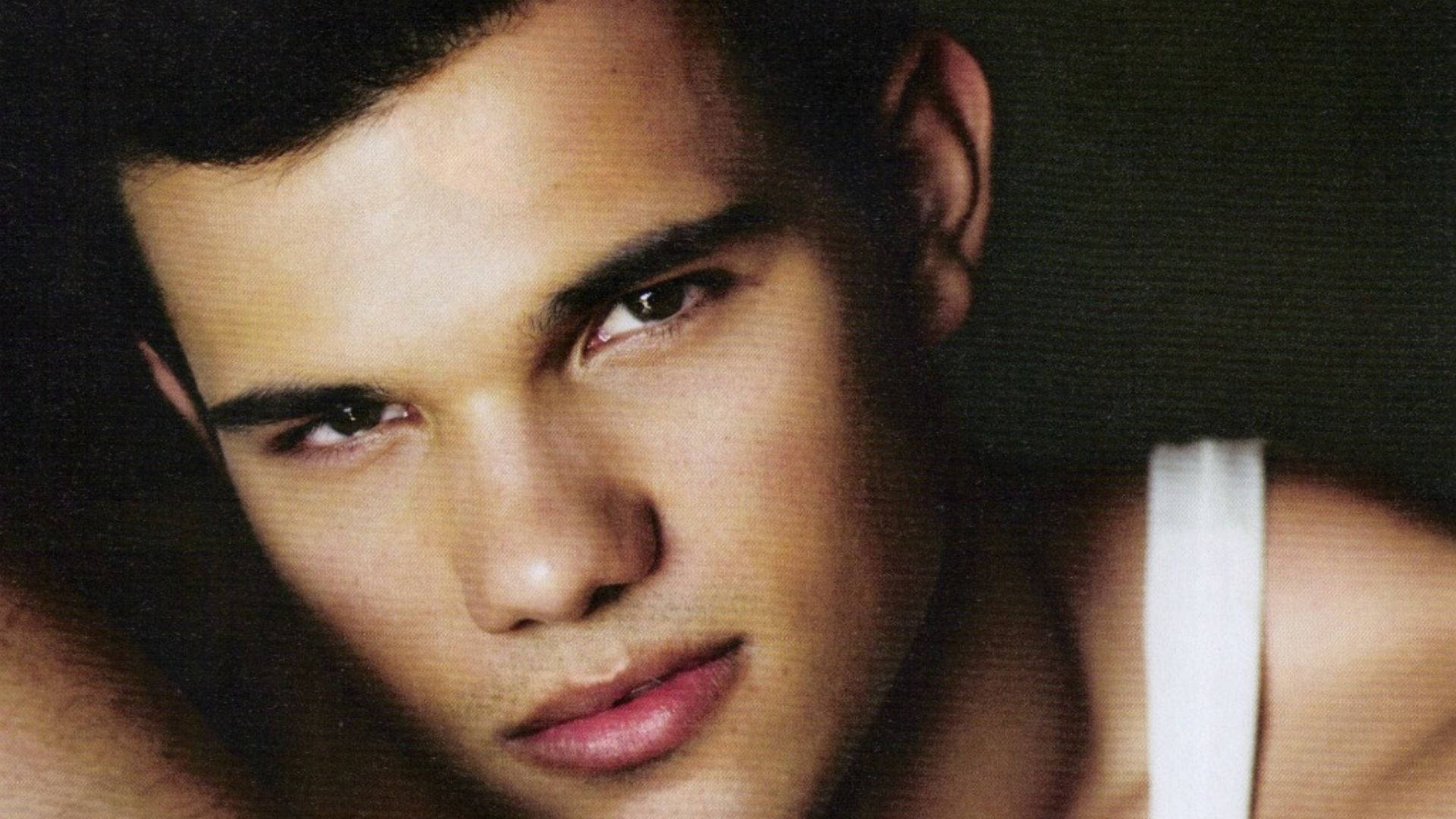 Taylor Lautner Close-up Background