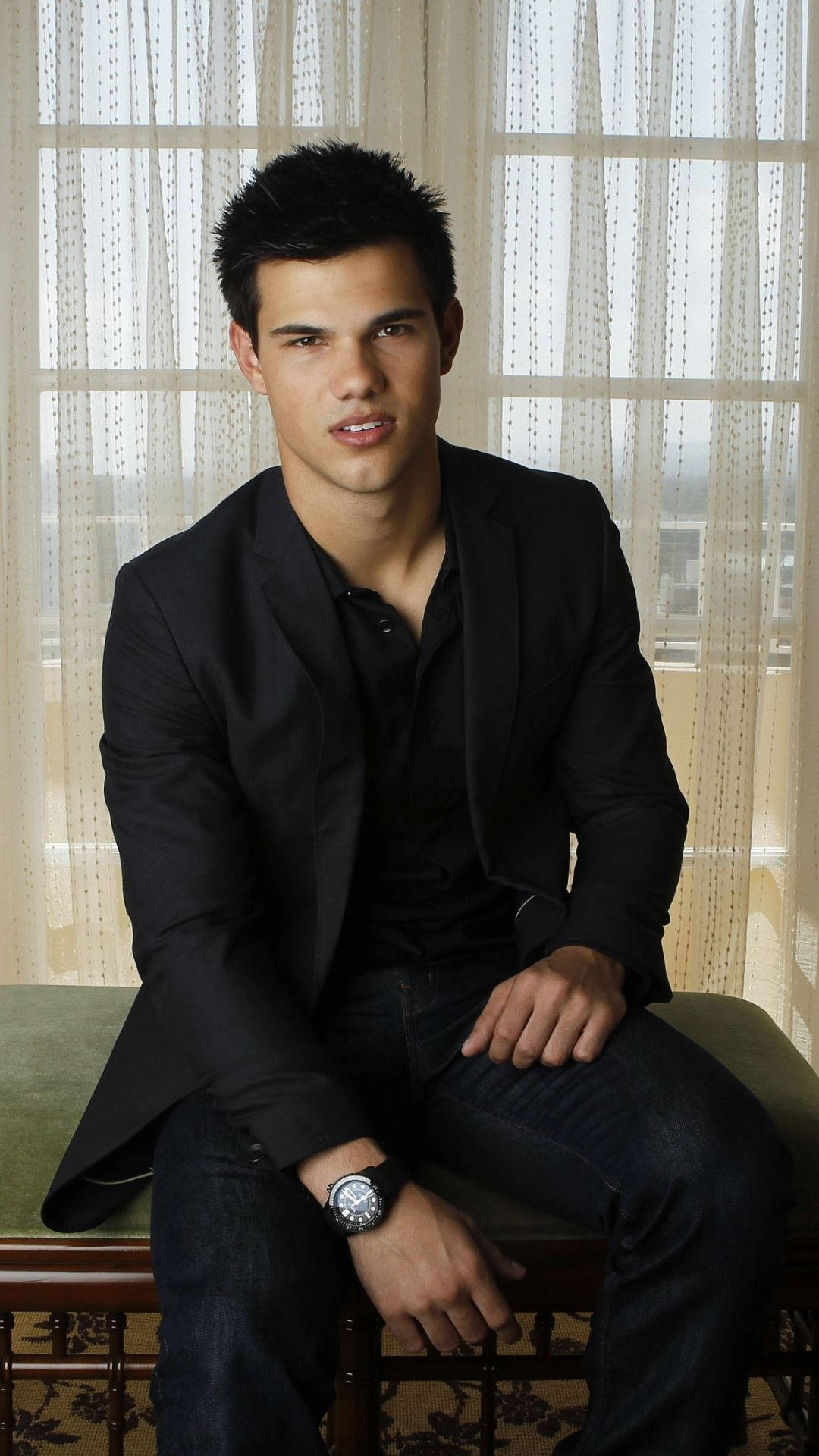 Taylor Lautner Elegant Outfit Background