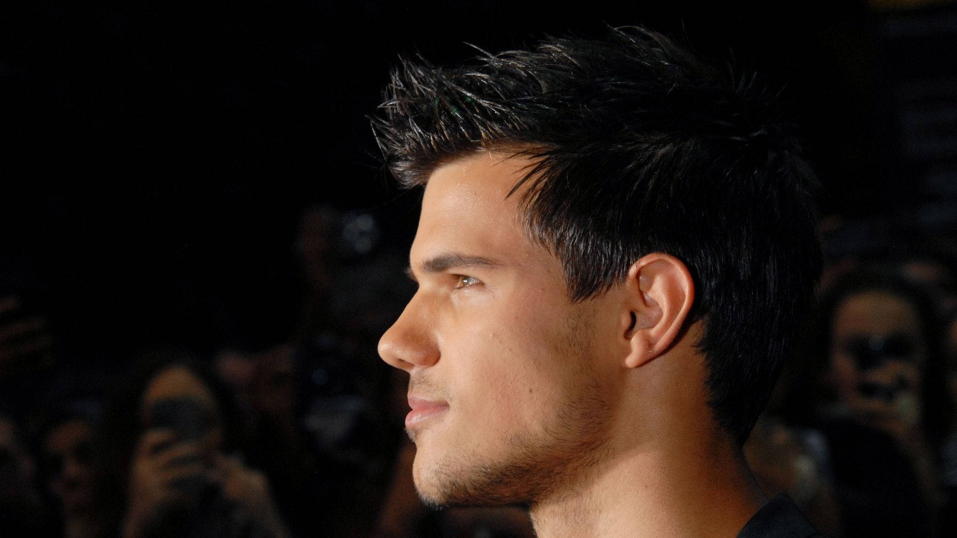 Taylor Lautner Enchanting Side View Background