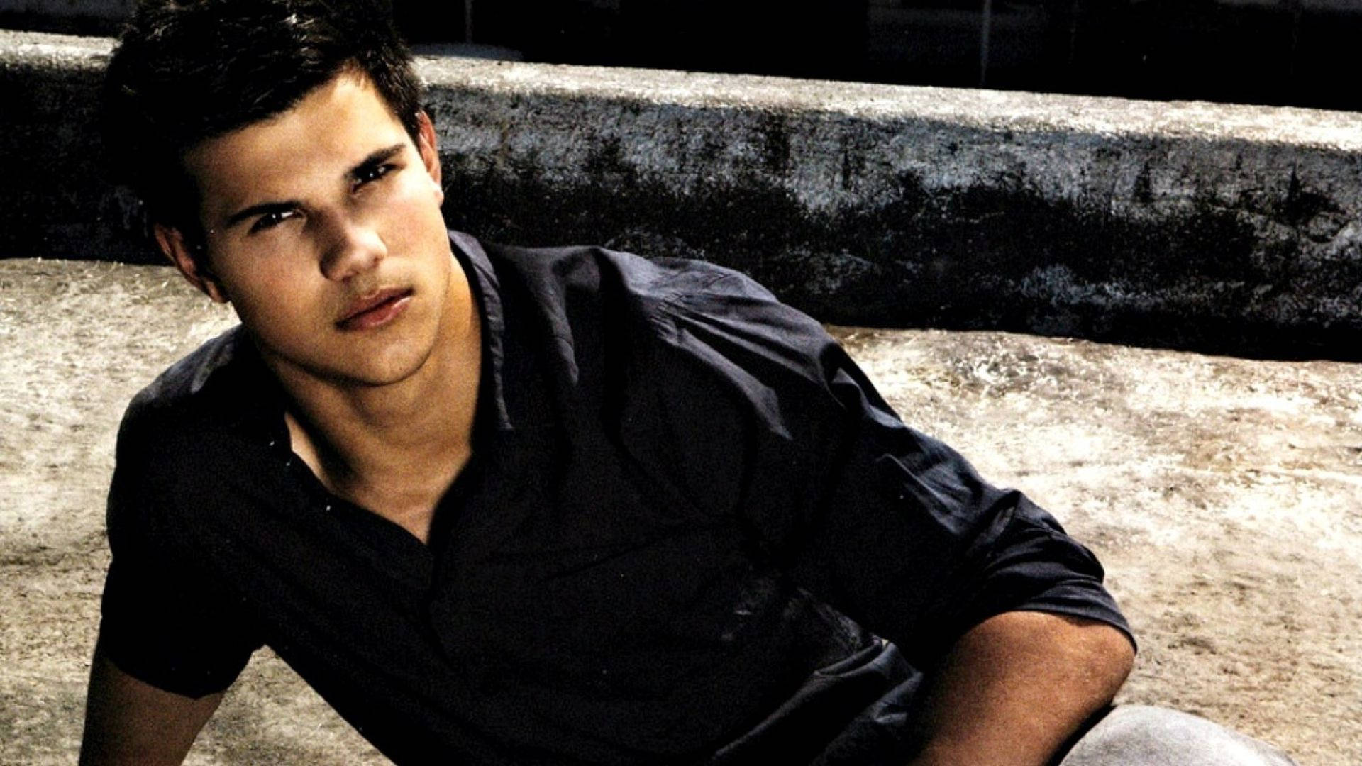 Taylor Lautner On The Floor Background