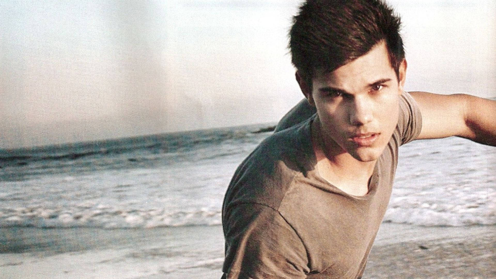 Taylor Lautner Seaside Background