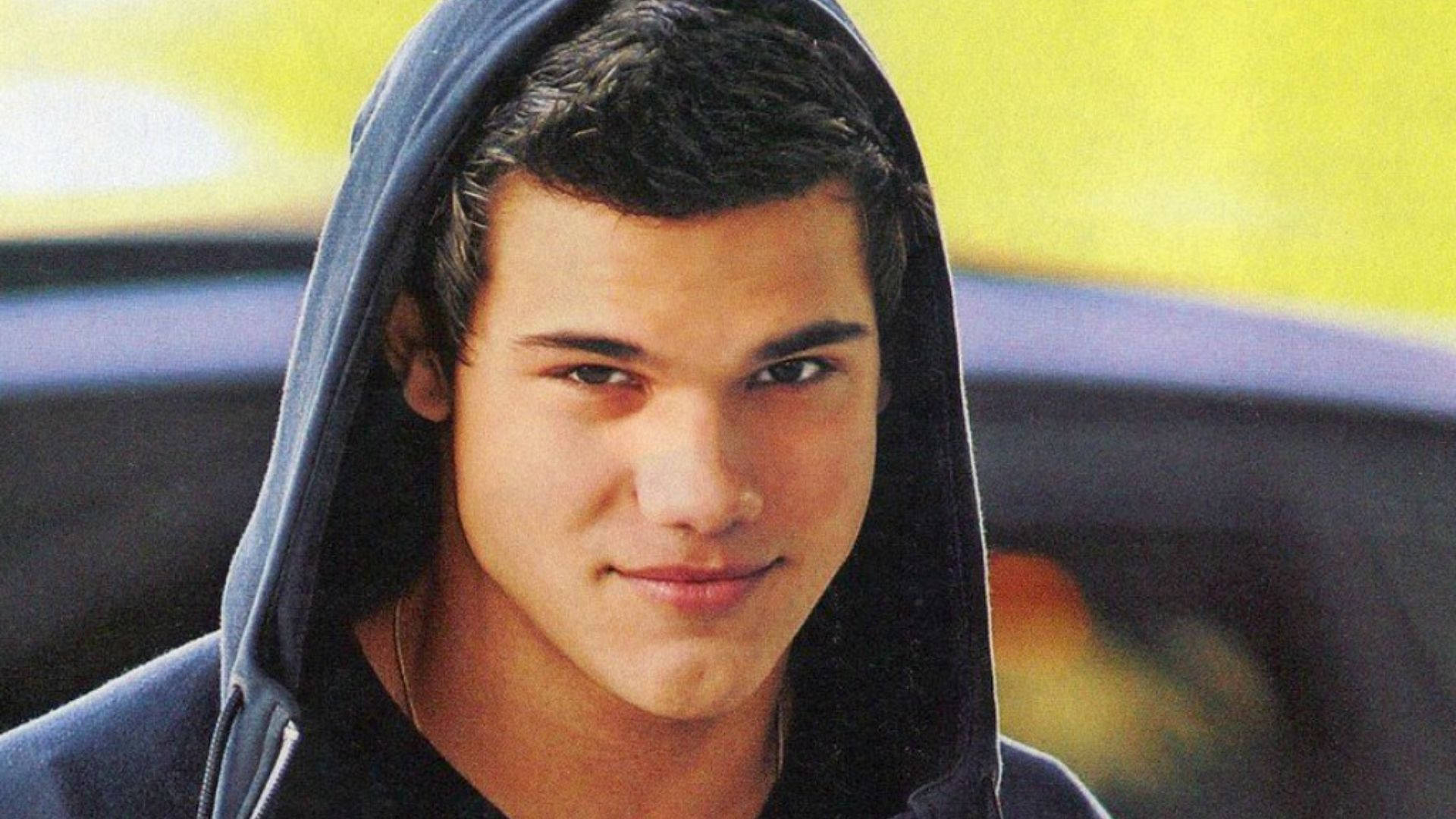 Taylor Lautner Smiling Cutely Background