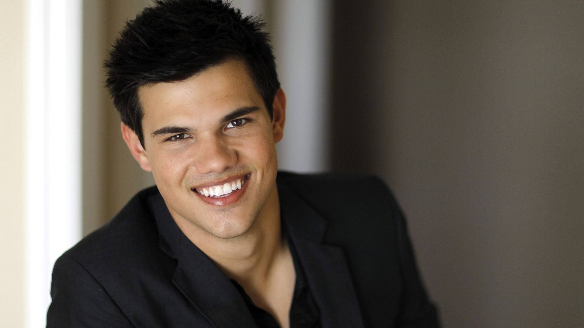 Taylor Lautner Wide Smile Background