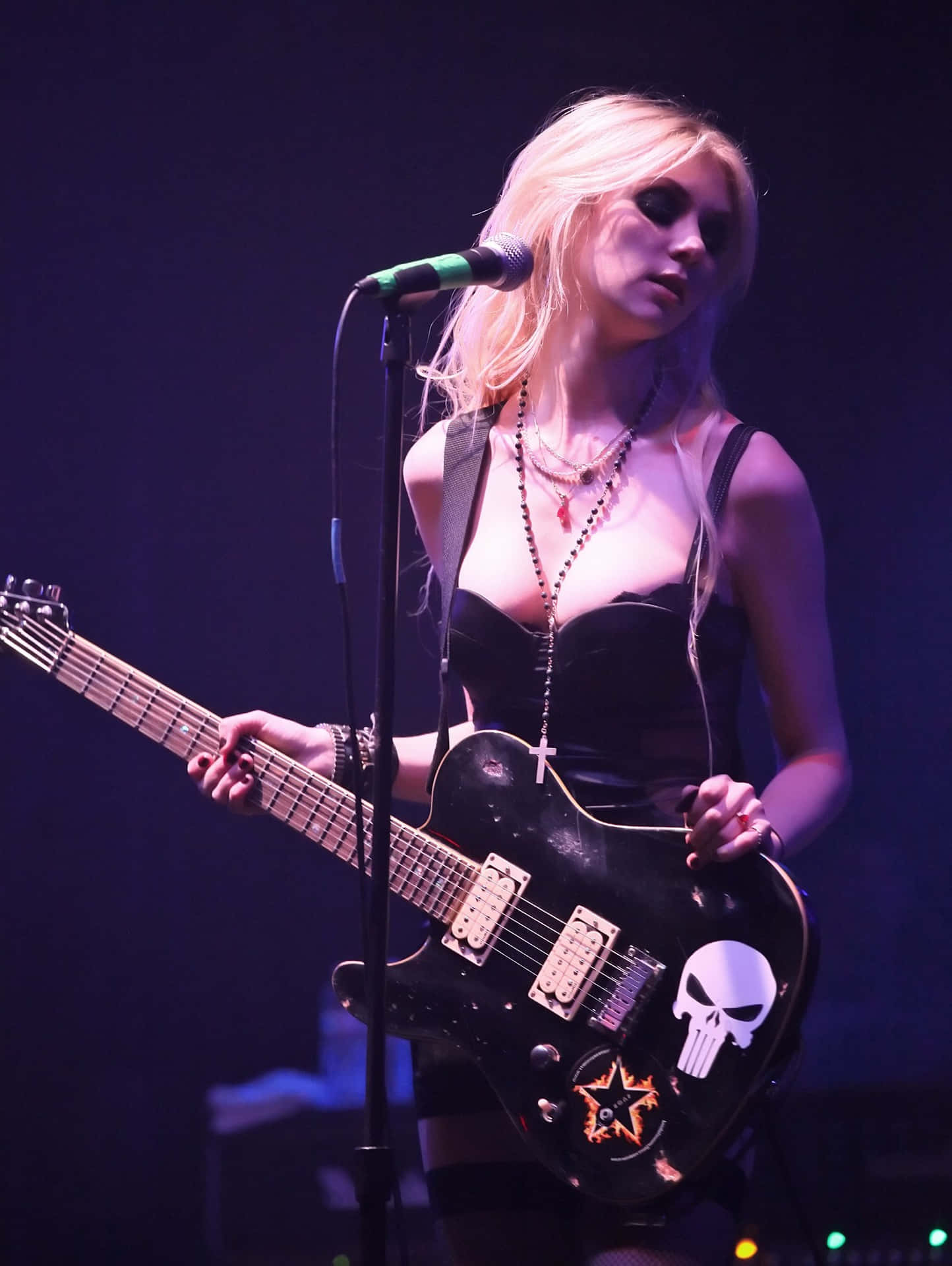 Taylor Momsen As Singer Of Pretty Reckless Background