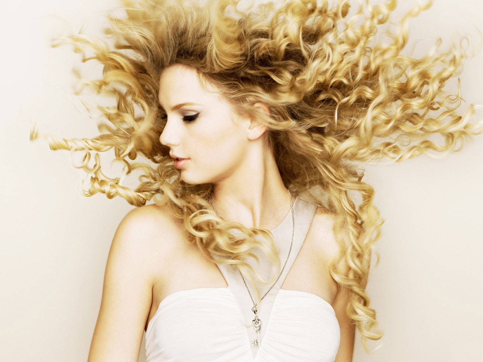 Taylor Swift Heavy Curls Background