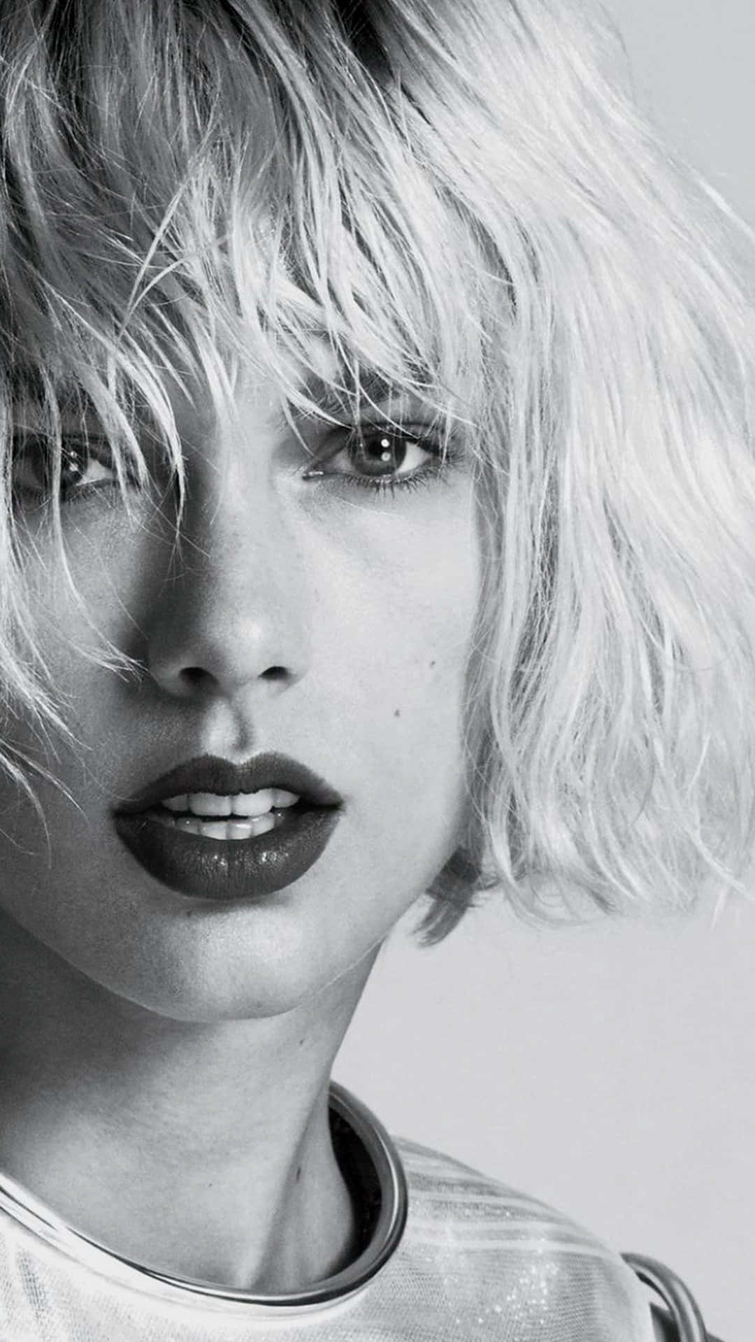 “taylor Swift Looking Fab In Her Iphone” Background
