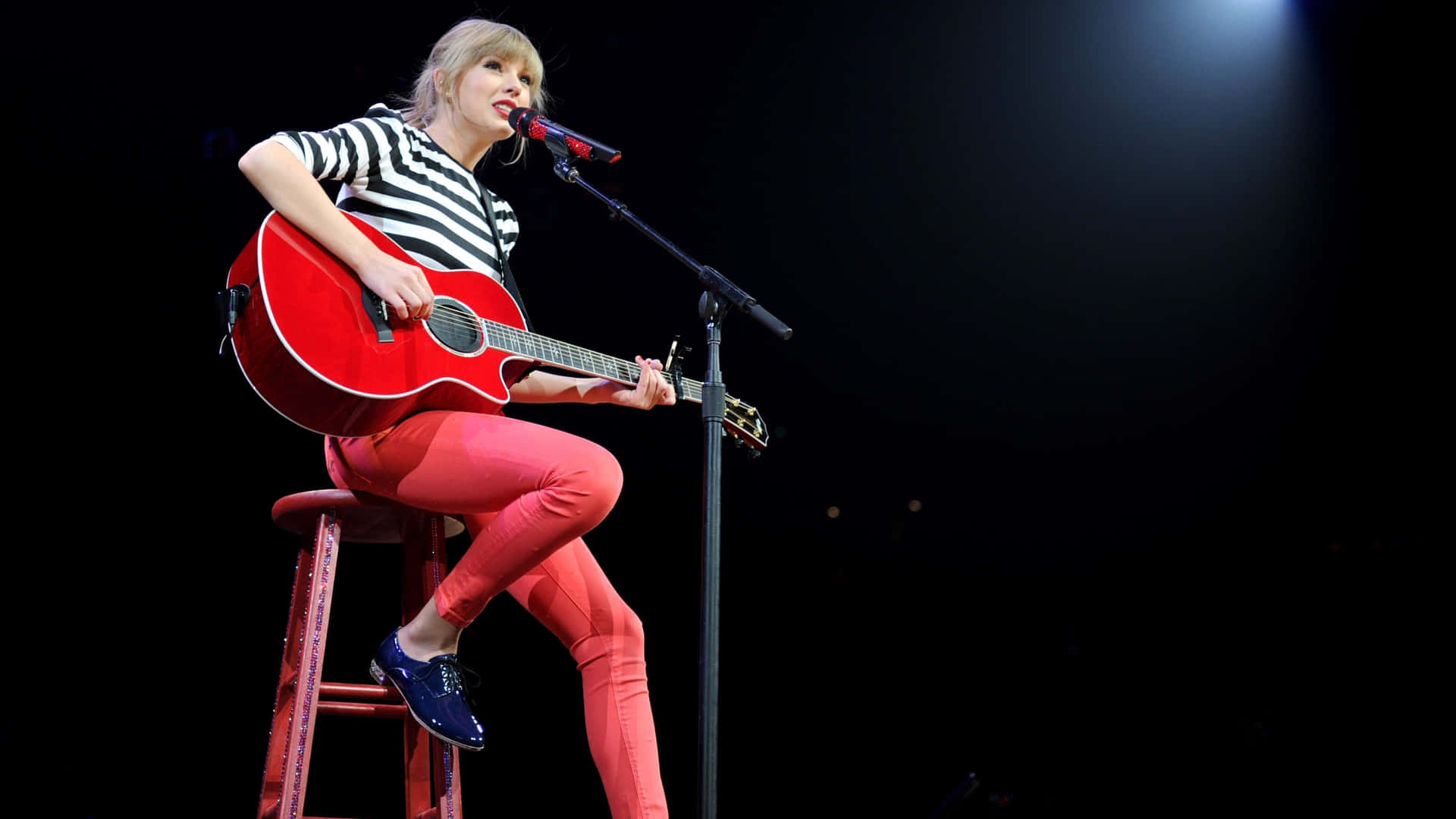 Taylor Swift Performs A Special Acoustic Version Of Her Hit Single ‘red’ Background