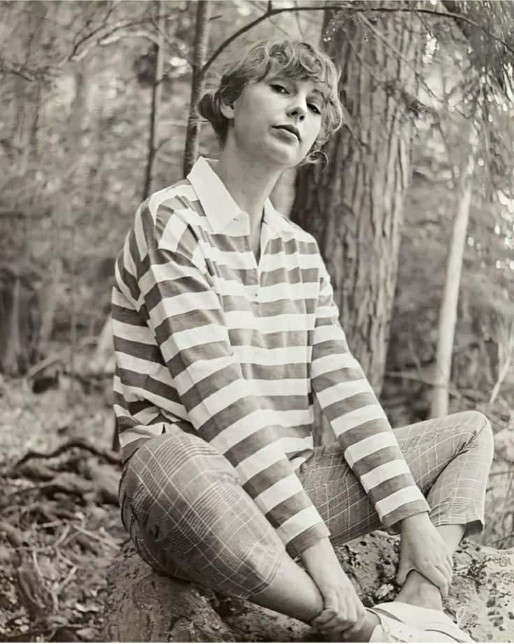 Taylor Swift Releases New Album “folklore”