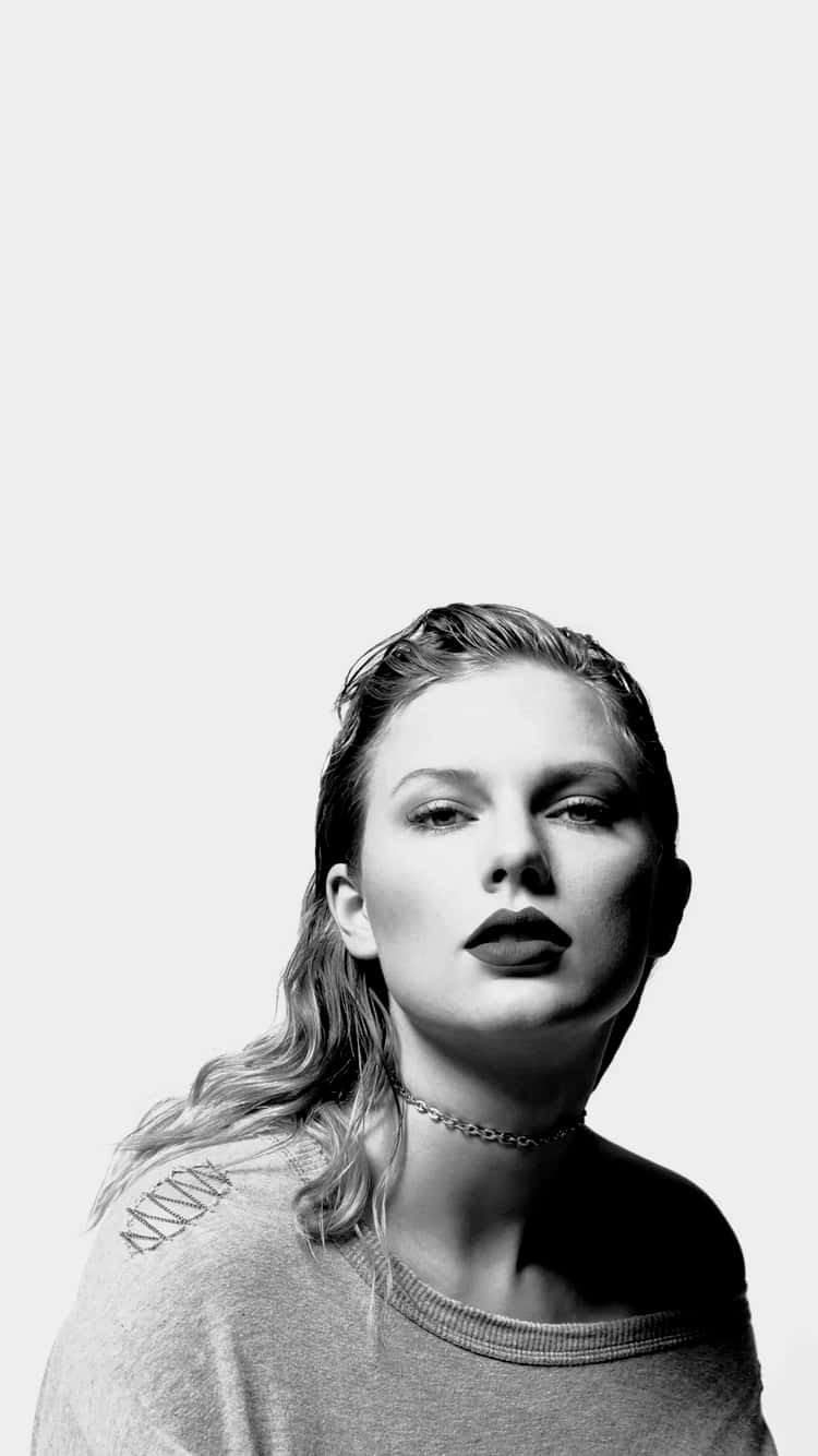 Taylor Swift, The Grammy Award Winning Singer-songwriter, Showing Off Her Iphone Background