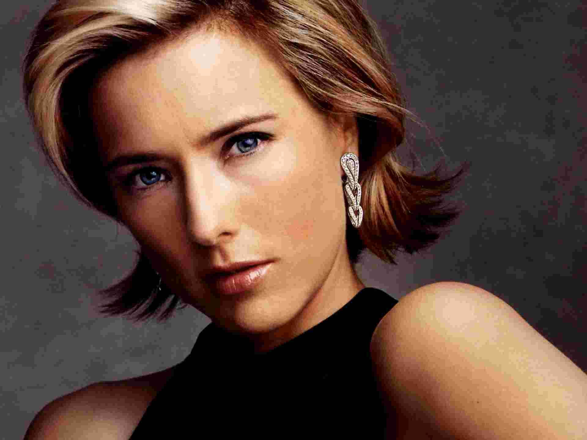 Téa Leoni Fierce Look Background