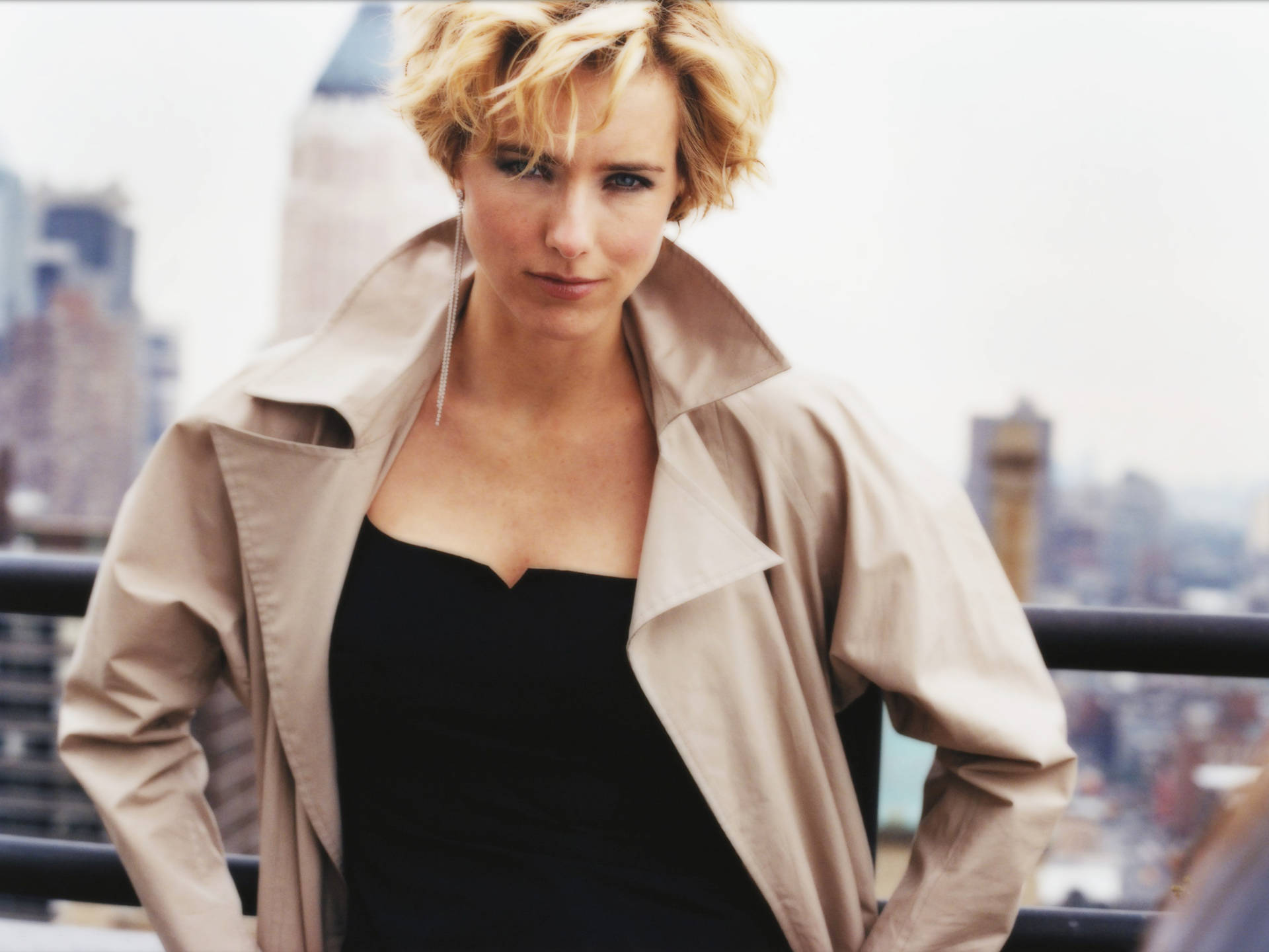 Téa Leoni Khaki Coat Background