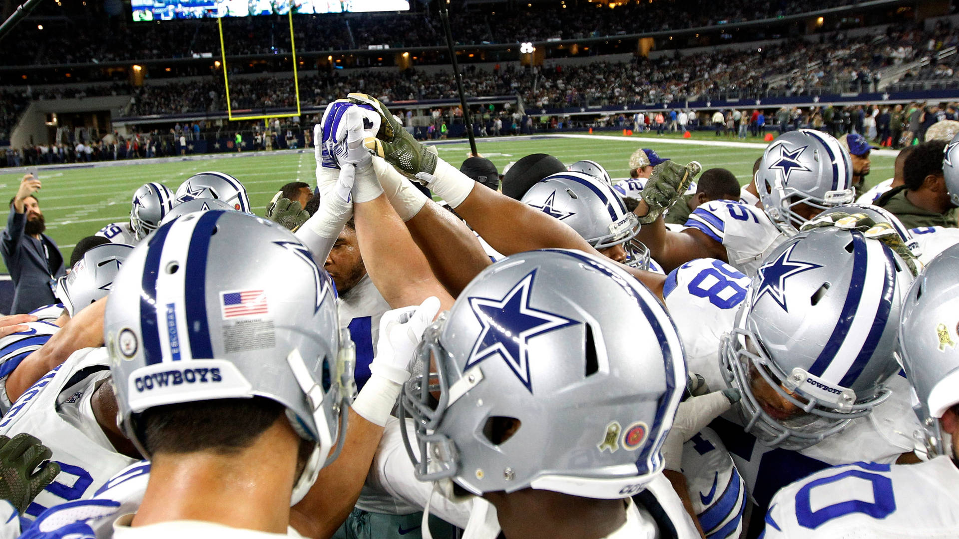 Team Huddle Of Awesome Dallas Cowboys Background