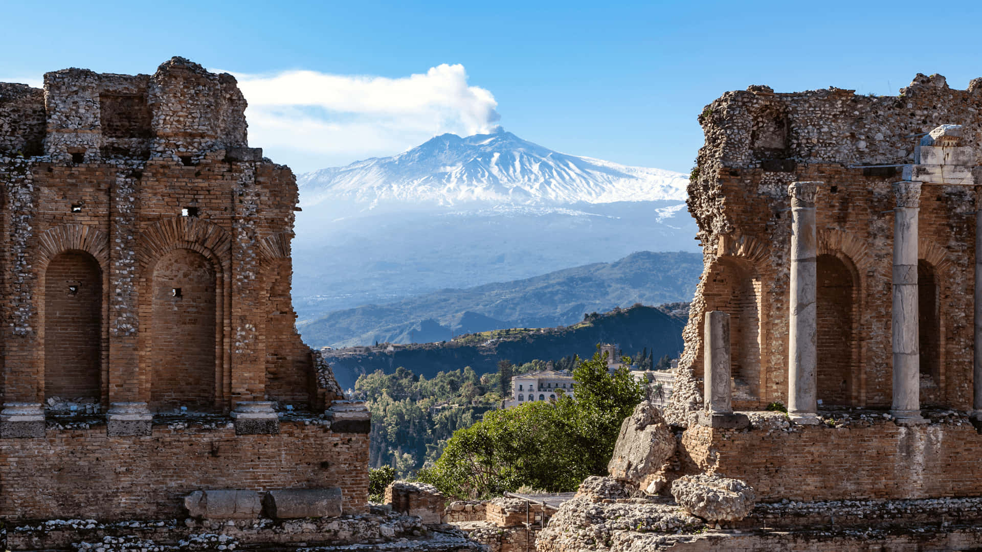 Teatro Antico Di Taomina Mount Etna Background