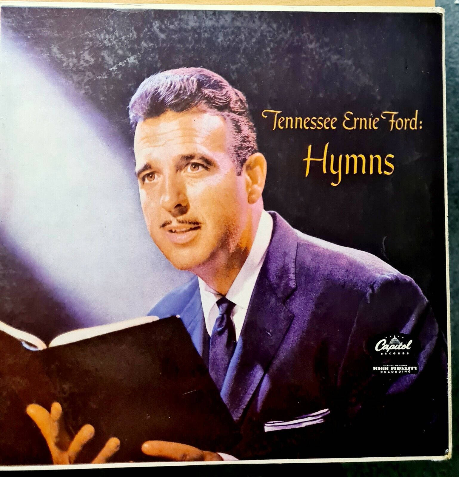 Tennessee Ernie Ford Passionately Singing At A Recording Session. Background