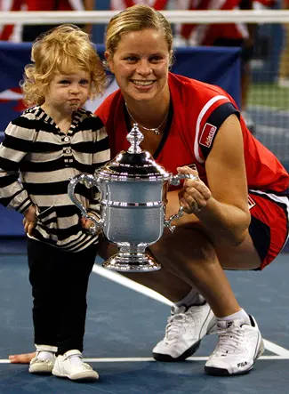 Tennis Icon Kim Clijsters With Her Daughter Jada Elly Lynch Background