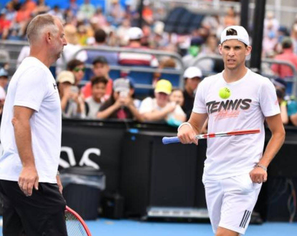 Tennis Legends Thomas Muster And Roger Federer Background