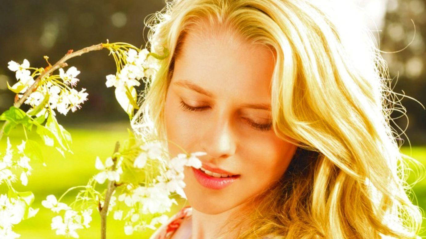 Teresa Palmer With White Flowers Background