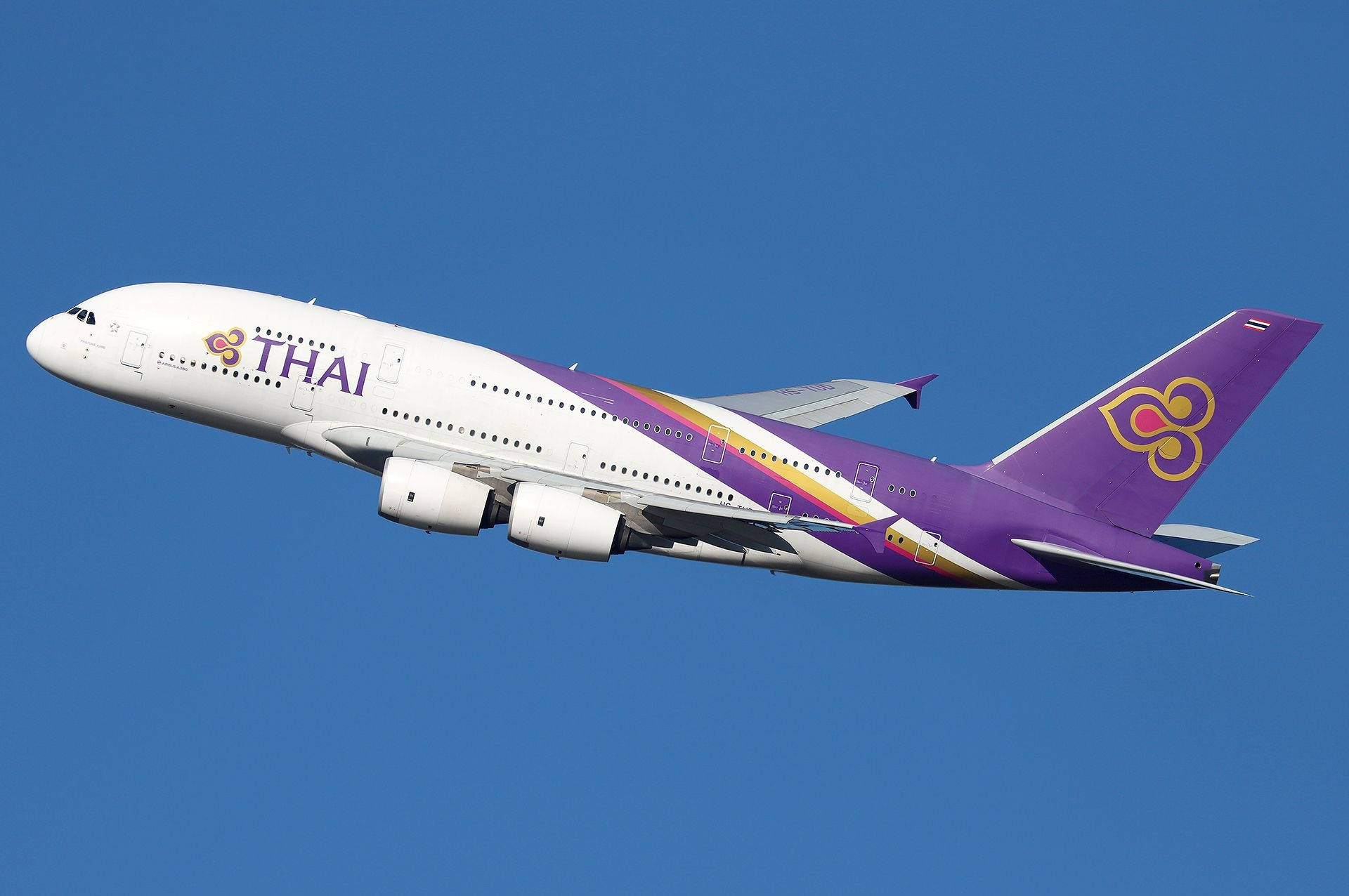 Thai Airways - Gracefully Soaring Through The Sky Background