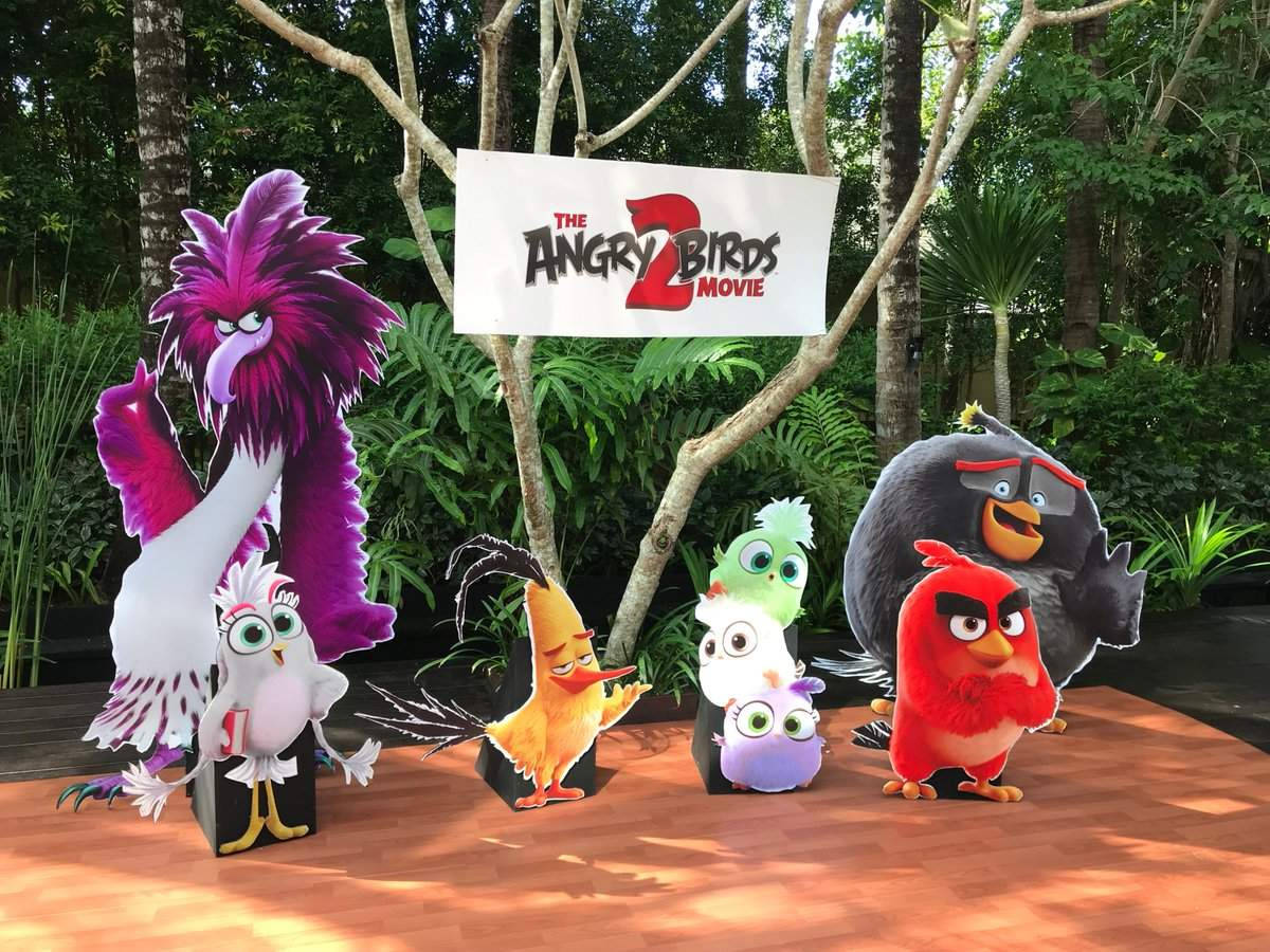 The Angry Birds Movie 2 Cast Standie Background