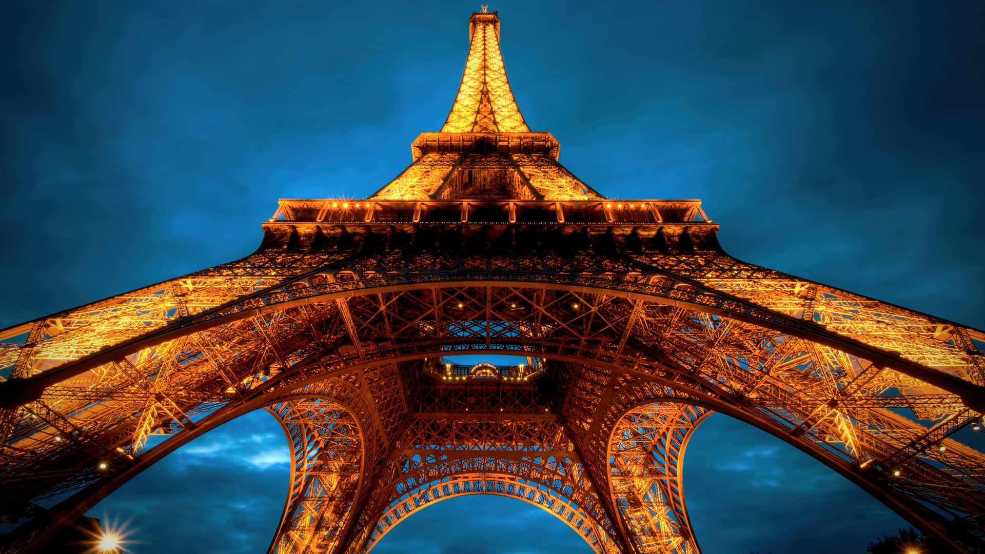 The Beauty Of Paris At Night Background