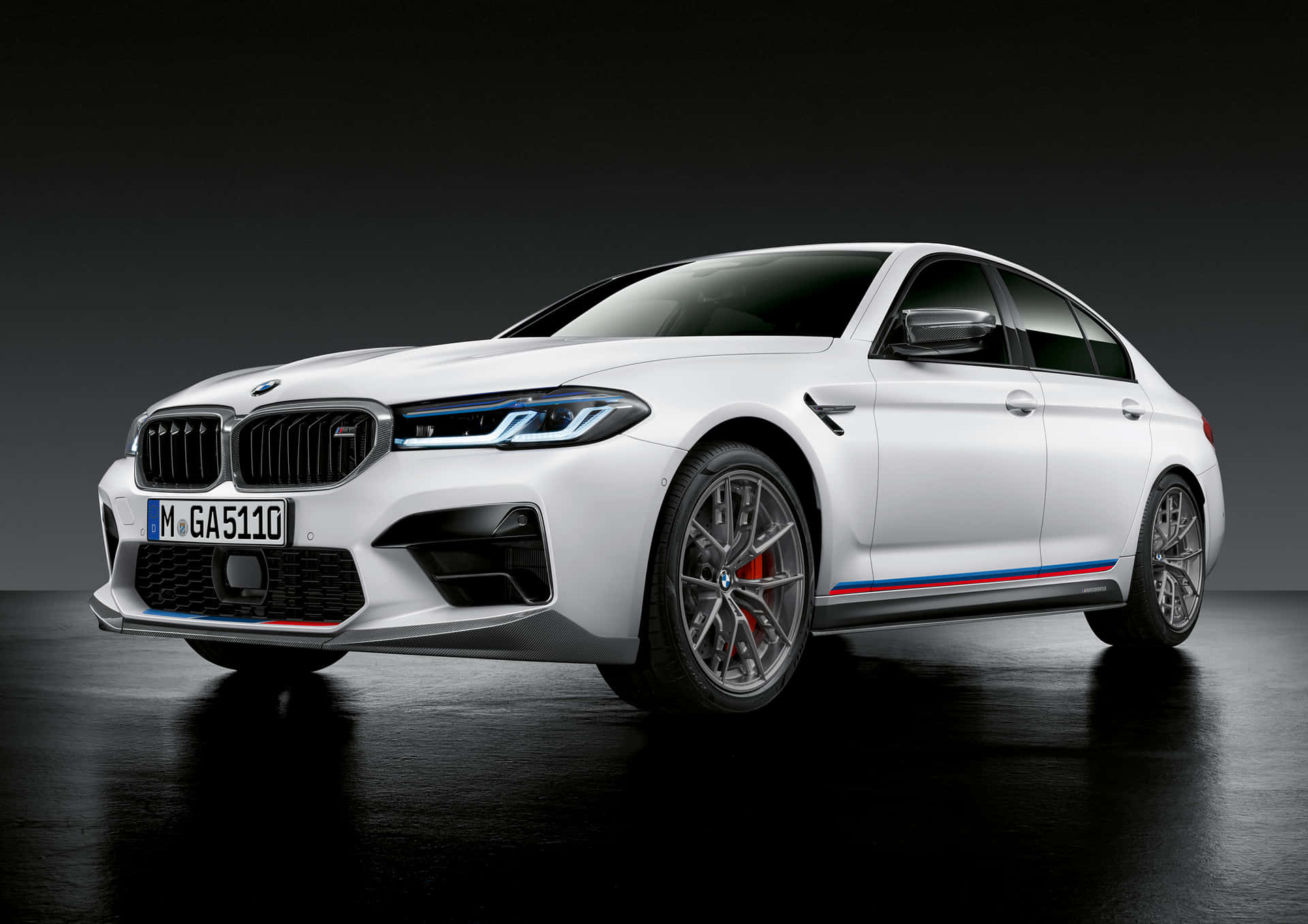 The Bmw M5 Is Shown In A White Background Background