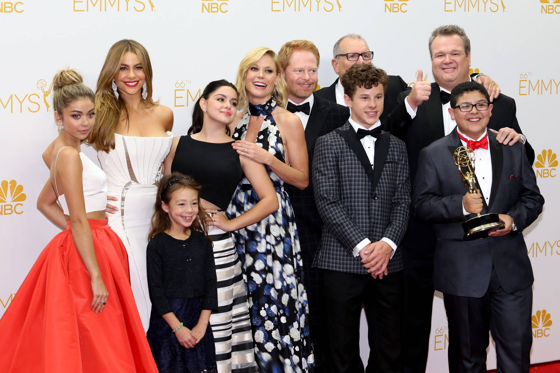 The Cast Of Modern Family At 2014 Emmys Background